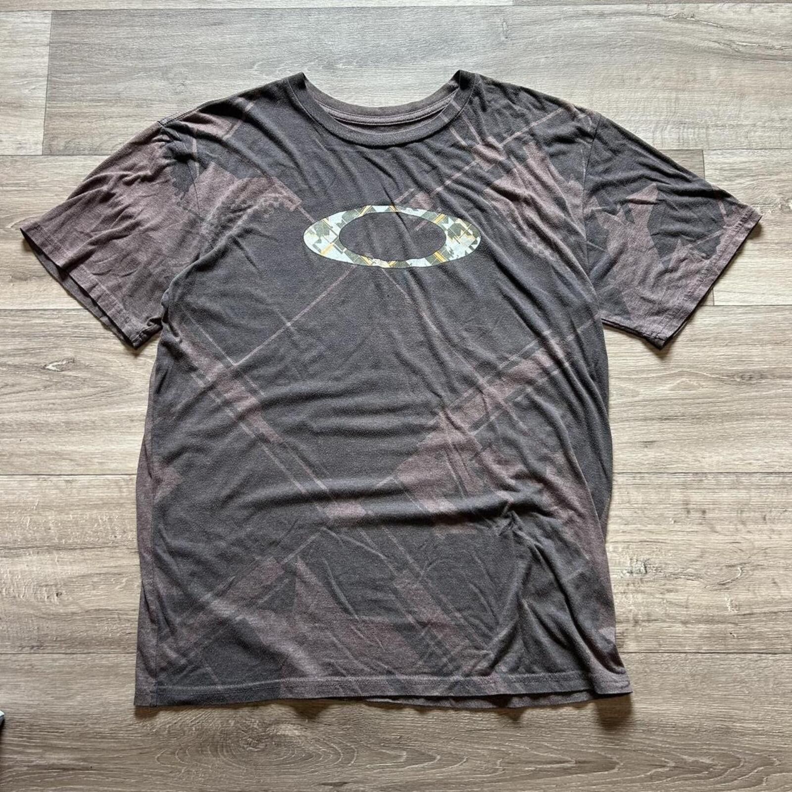 Oakley Vintage y2k Oakley Brown Graphic t shirt size L Size US L / EU 52-54 / 3 - 1 Thumbnail