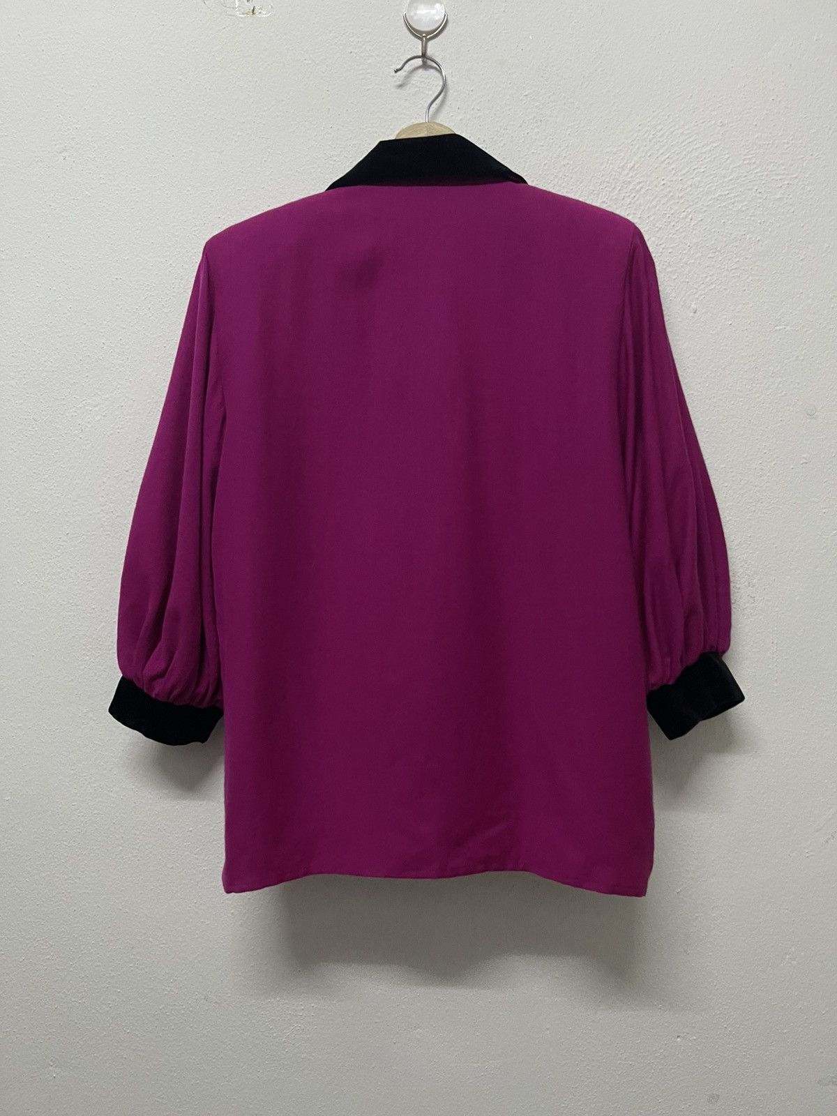 Yves Saint Laurent 1990s YVES SAINT LAURENT MAGENTA BLOUSE VELVET COLLAR RARE Size M / US 6-8 / IT 42-44 - 2 Thumbnail