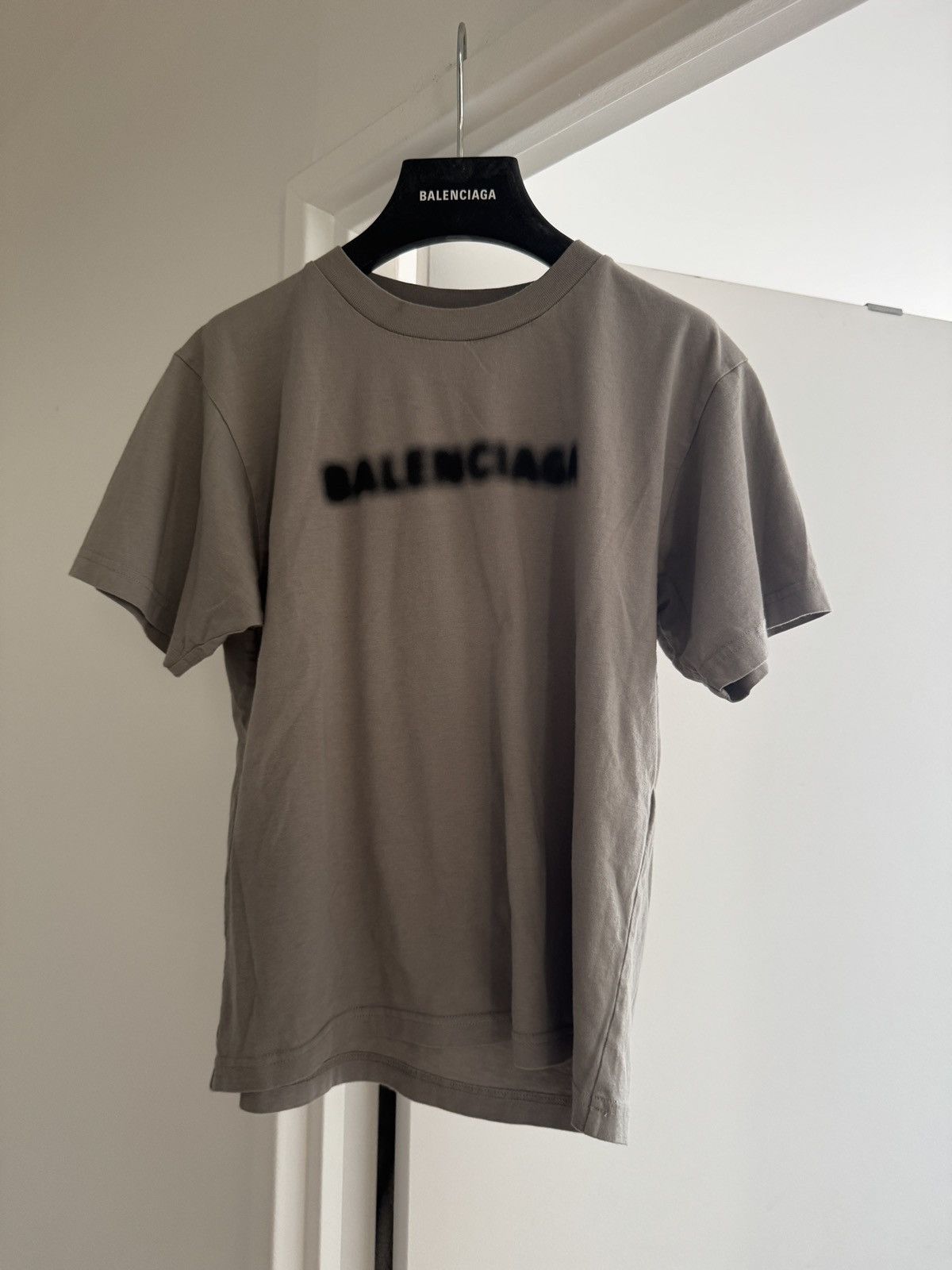 BALENCIAGA DEMNA BLUR LOGO BABY TEE CROPPED - Main Image