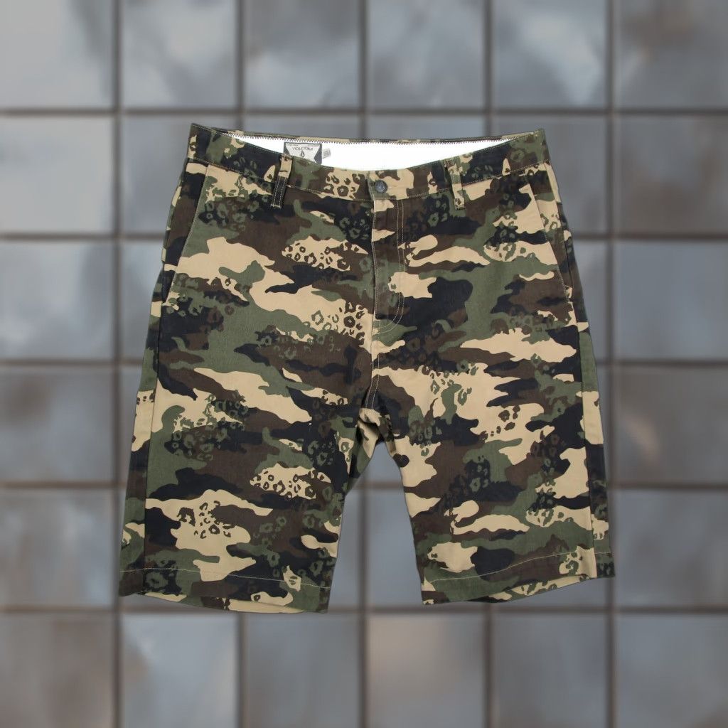 Volcom Volcom VMonty Shorts Mens 32 Green Camo Chino Casual Flat Front Size US 32 / EU 48 - 1 Thumbnail