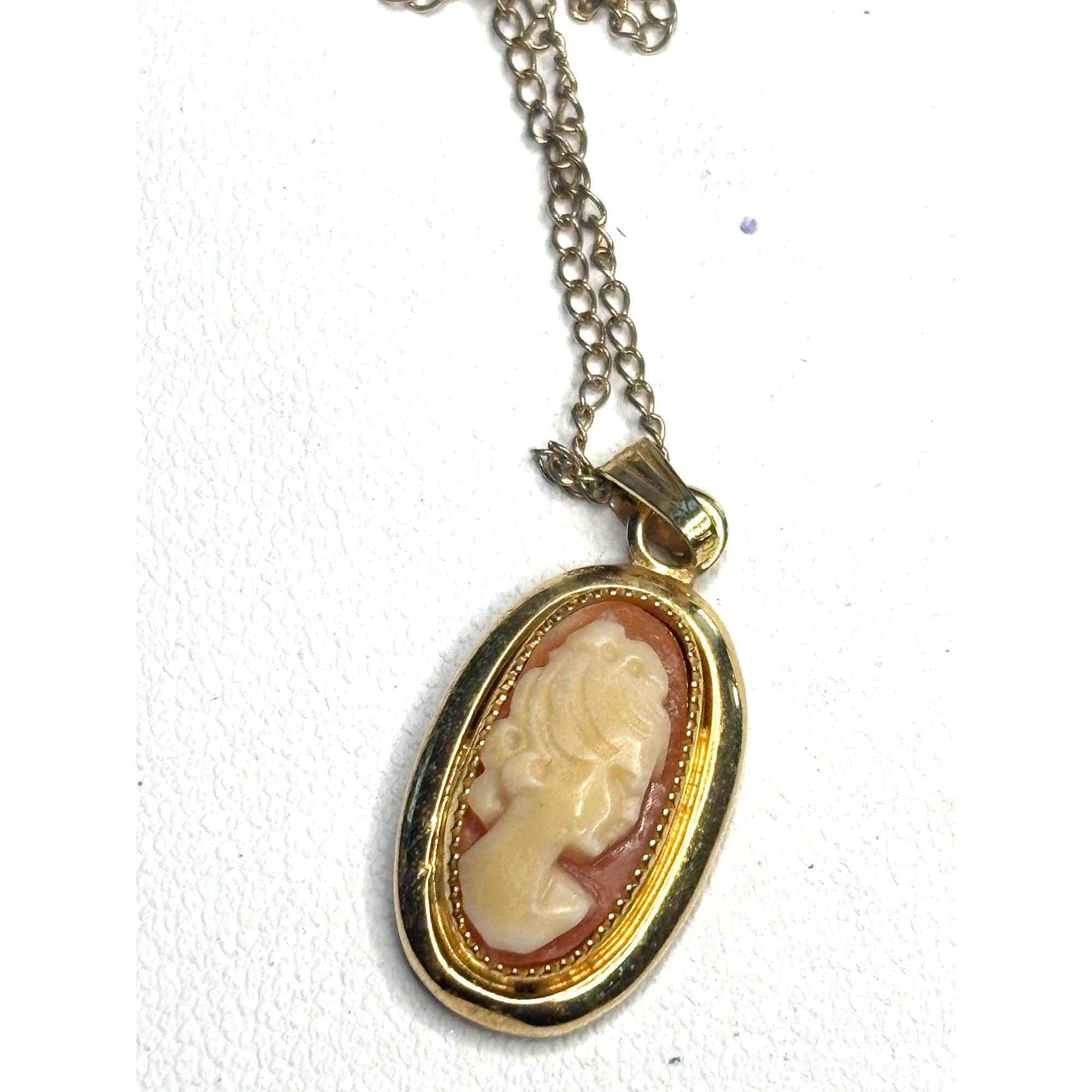Vintage 12K Gold Cameo Pendant Necklace With Oval Frame & De