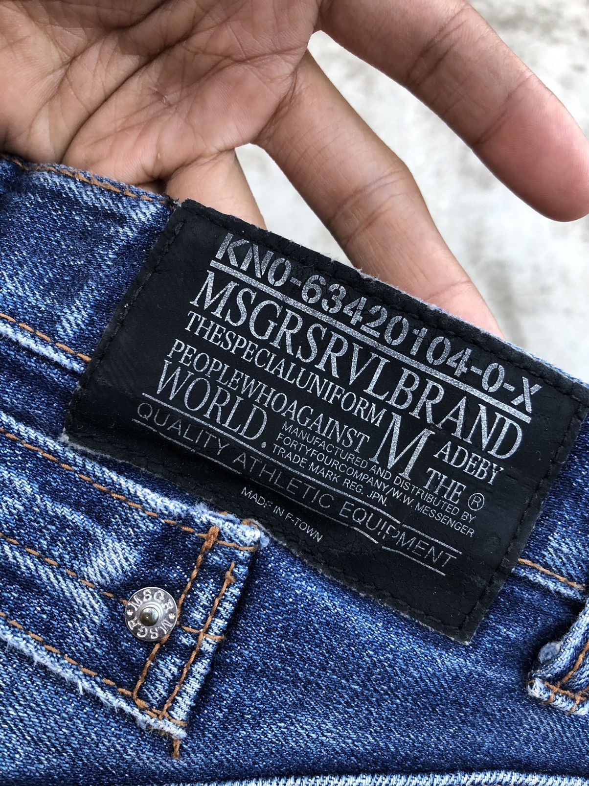Other BUCKLE BACK MSGR DISTRESSED DENIM Size US 33 - 4 Thumbnail