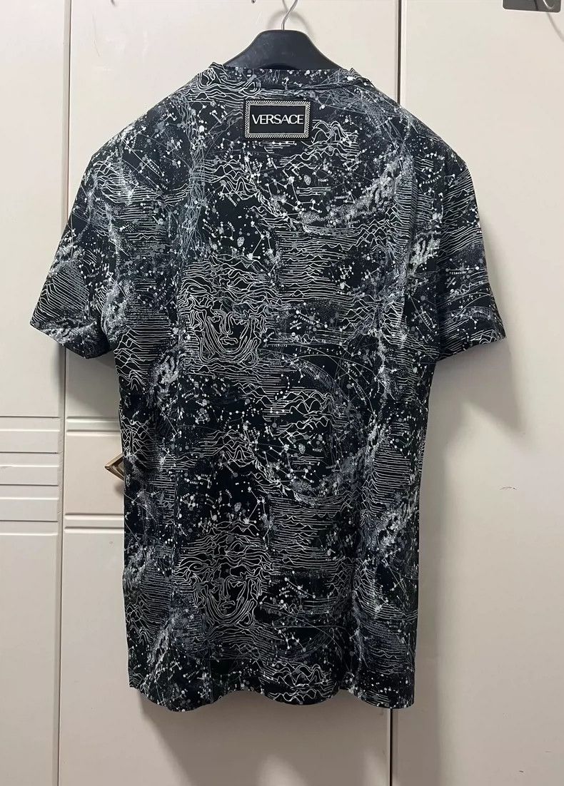 Versace Versace Beautifully patterned short-sleeved T-shirt Size US L / EU 52-54 / 3 - 1 Thumbnail