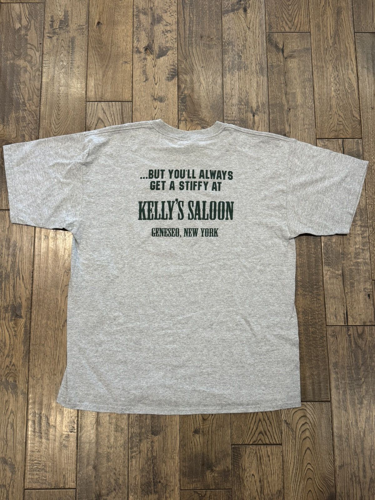 Gildan Vintage 2002 Kelly’s Saloon Geneseo, NY Graphic T-Shirt Size US XL / EU 56 / 4 - 3 Thumbnail