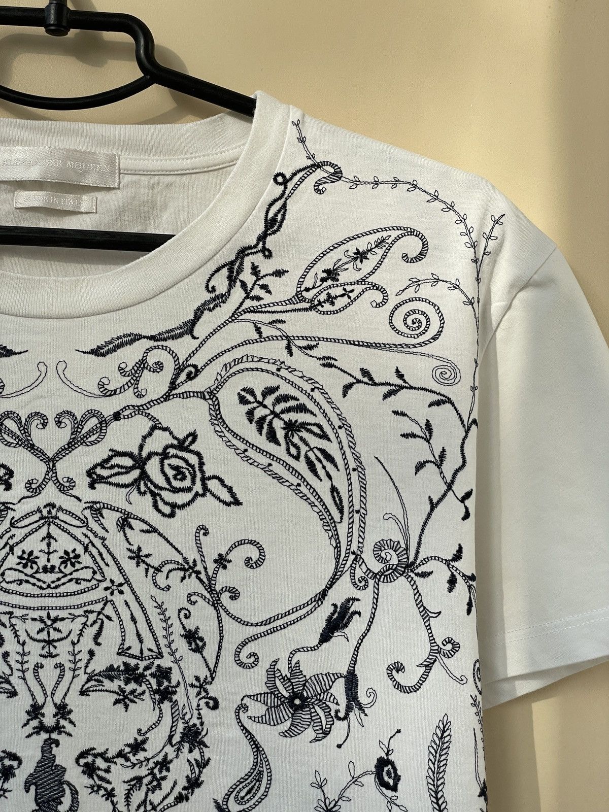 Alexander McQueen Alexander Mcqueen Embroidered Skull white T shirt Size US L / EU 52-54 / 3 - 3 Thumbnail