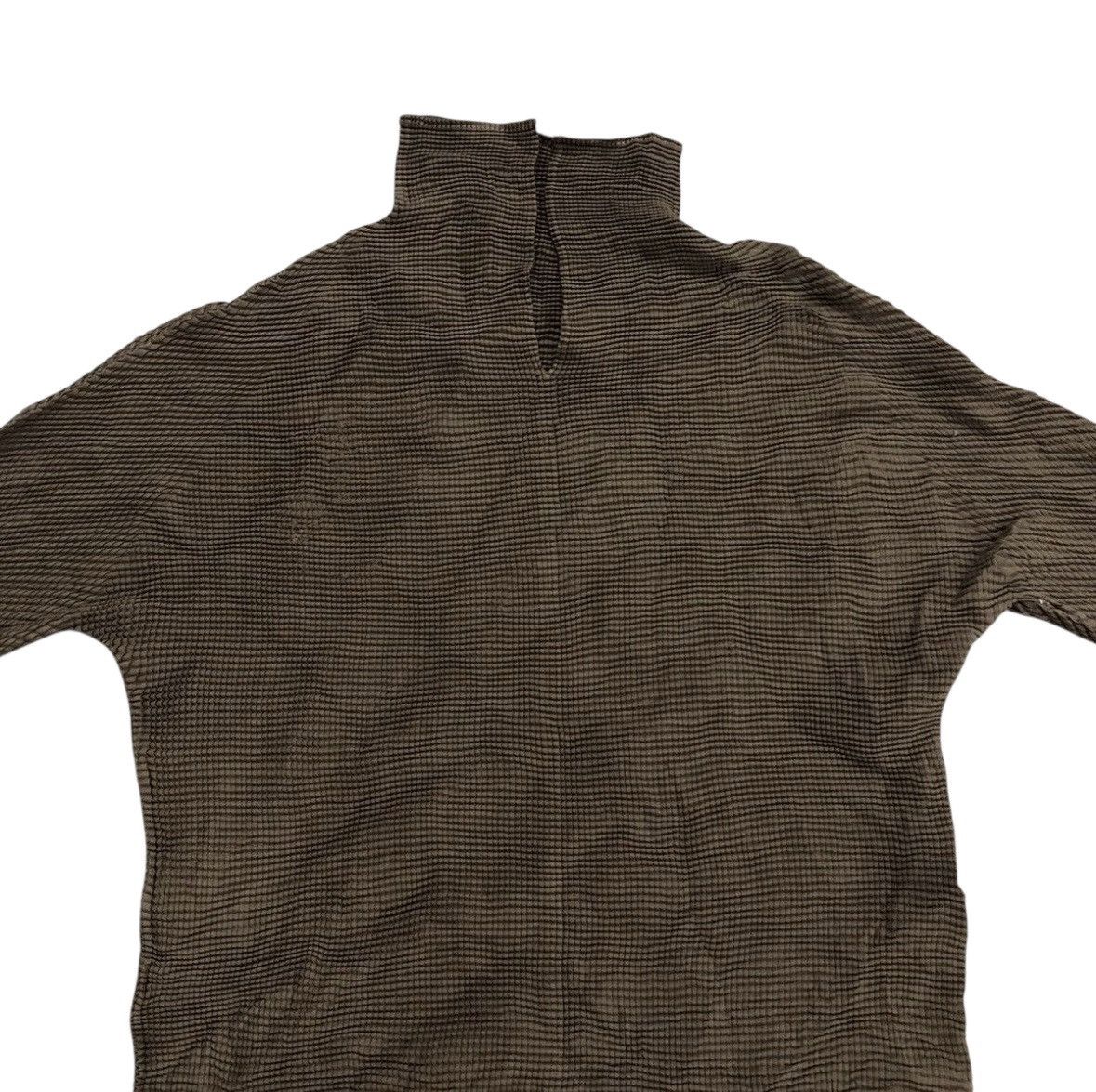 Issey Miyake 2000s Issey Miyake Pleats Turtleneck Strect Material Size US S / EU 44-46 / 1 - 4 Thumbnail
