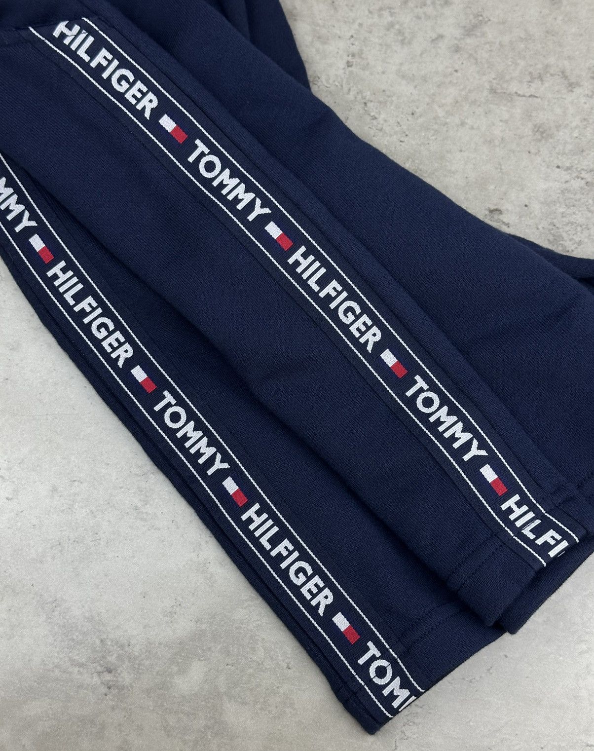 Tommy Hilfiger Tommy Hilfiger Men's Navy blue Logo Tape Sweat Shorts Size M Size US 32 / EU 48 - 4 Thumbnail