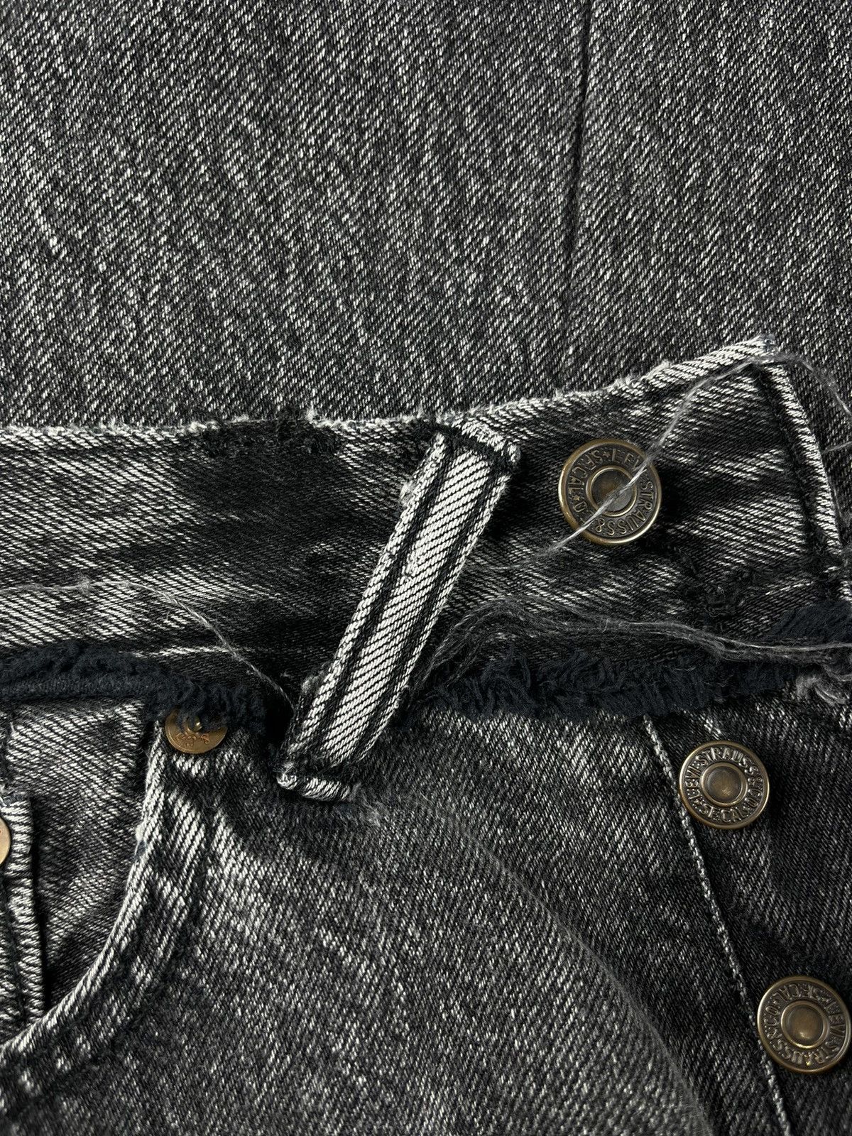 Levi's × Vetements SS17 Vetements Reworked Distressed Levi’s Denim Jeans Size US 32 / EU 48 - 12 Thumbnail