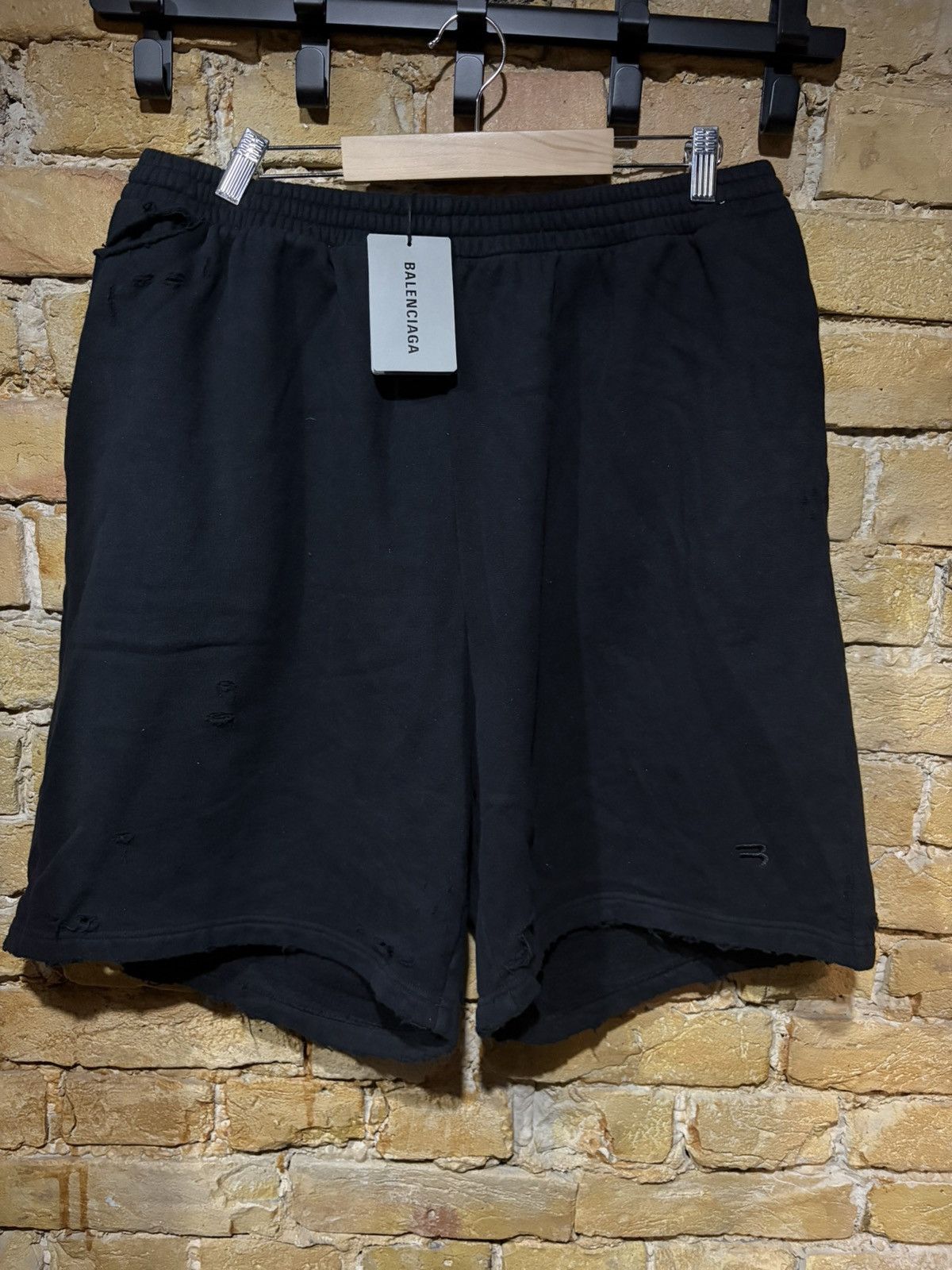 Balenciaga balenciaga sporty b trashed shorts Size US 31 - 1 Thumbnail