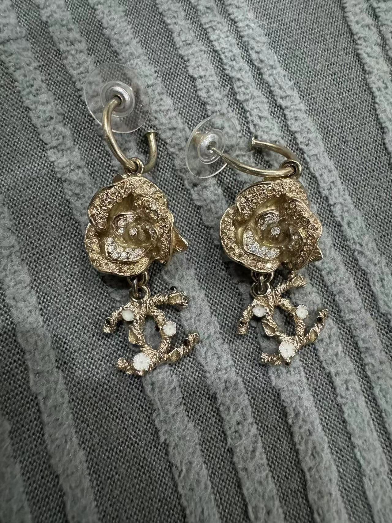 Chanel CHANEL Authentic Gold Camellia Earrings Size ONE SIZE - 1 Thumbnail