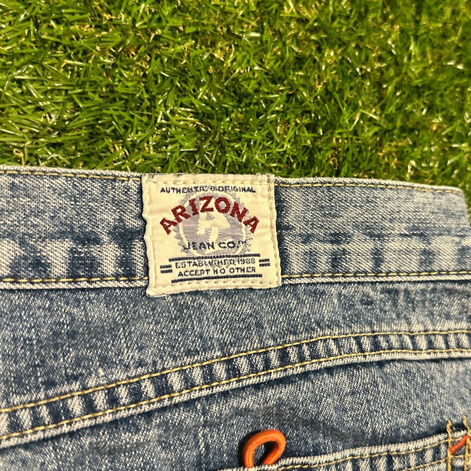 Arizona Jean Co. Arizona Jean Co. High-Waisted Denim Shorts Size 34" / US 12 / IT 48 - 5 Thumbnail