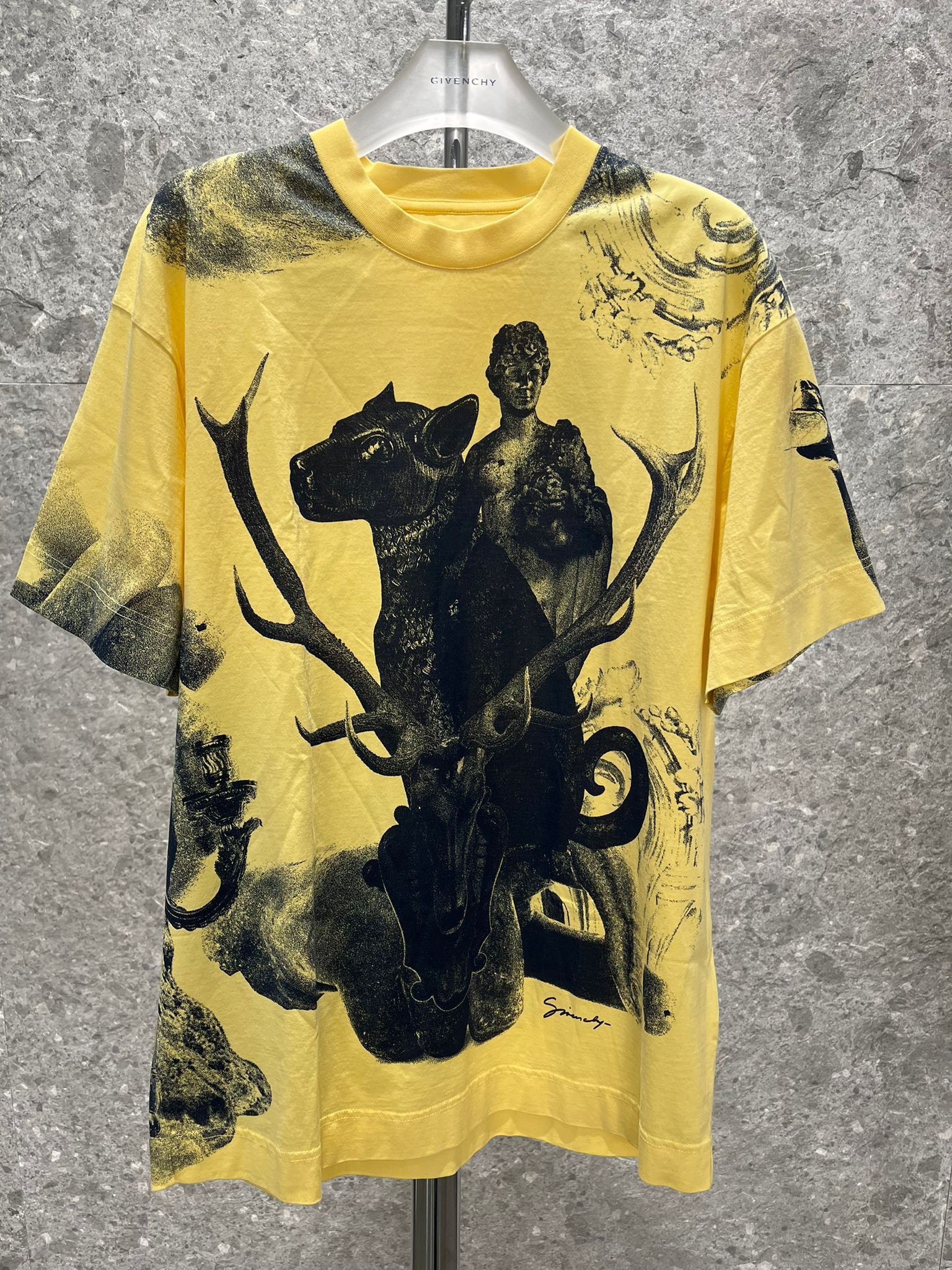 Givenchy oc11z0725 T-Shirt in Banana Size US XS / EU 42 / 0 - 4 Thumbnail