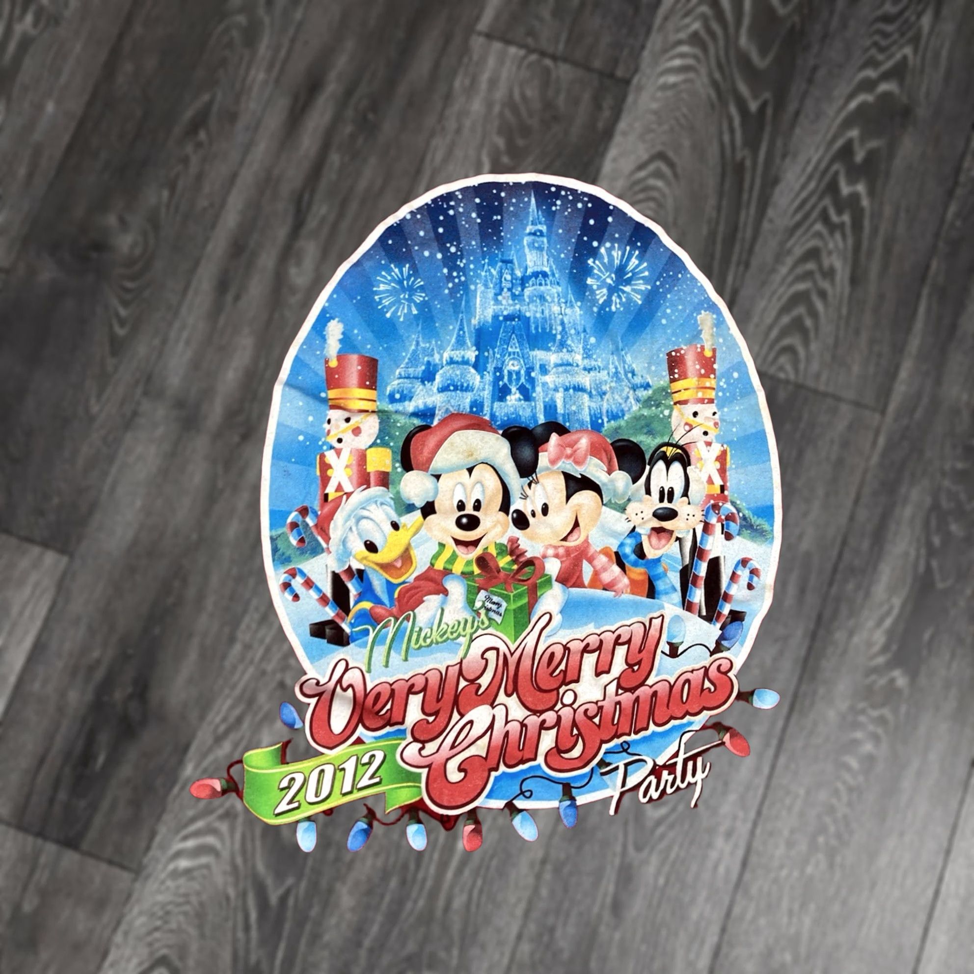 Disney Disney Mickey Mouse Very Merry Christmas 2012 Party Graphic T-Shirt Men XL Red Size US XL / EU 56 / 4 - 1 Thumbnail