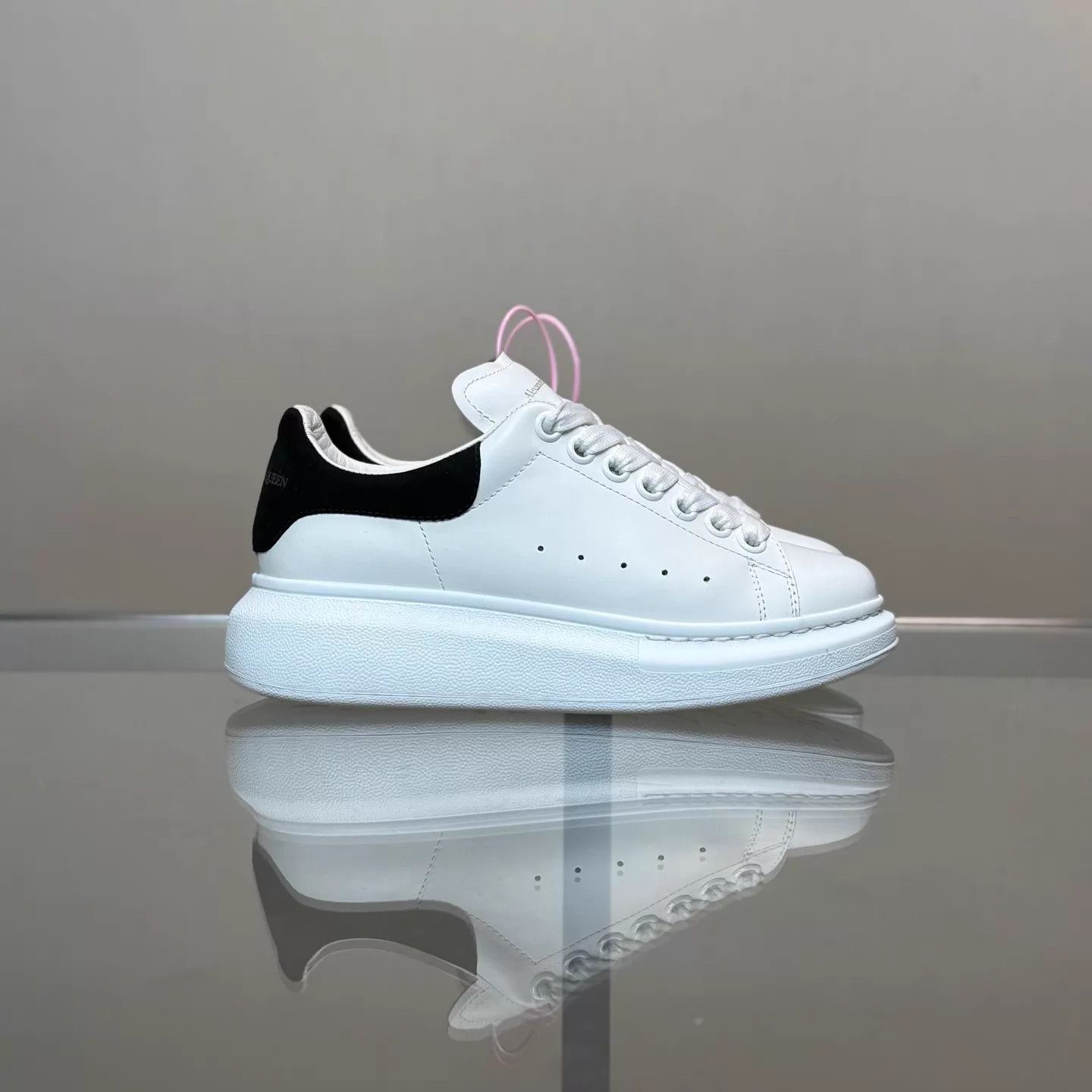 Alexander McQueen Alexander McQueen White Sneaker Black Tail 35.5 99 Size US 5 / IT 35 - 4 Thumbnail
