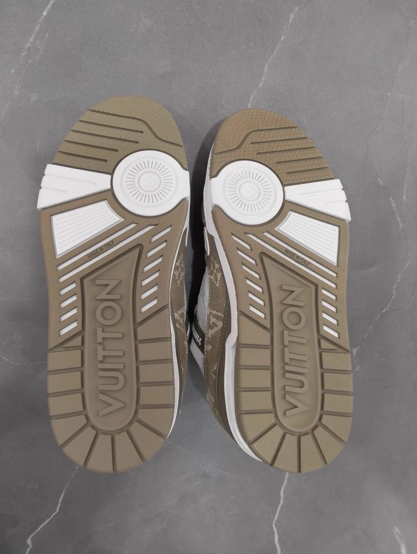 Louis Vuitton Louis Vuitton Trainer White Green 37.5 Size US 7 / IT 37 - 6 Thumbnail