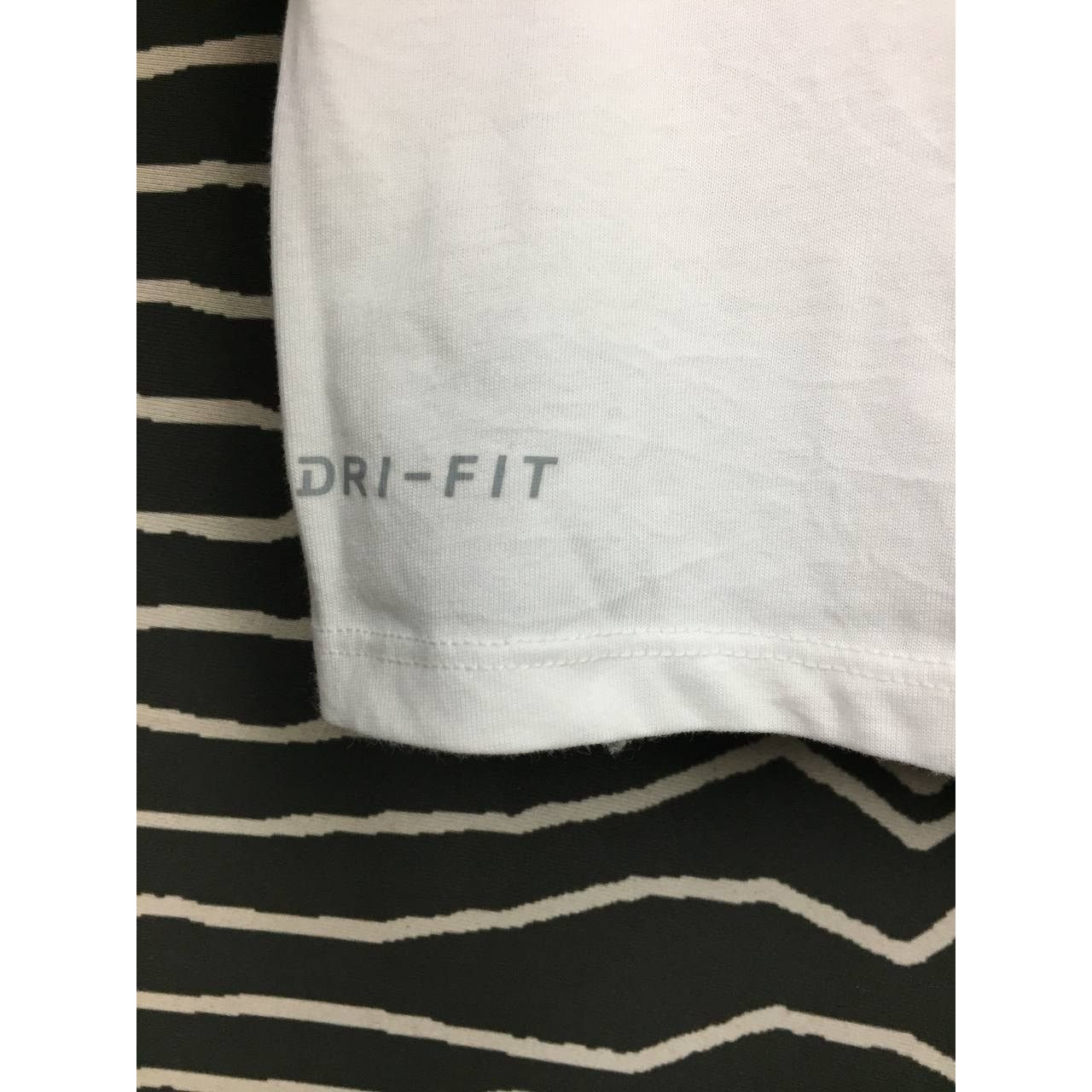 Nike Nike Just Do It Basketball Logo Dri-Fit Tee Size US XL / EU 56 / 4 - 8 Thumbnail