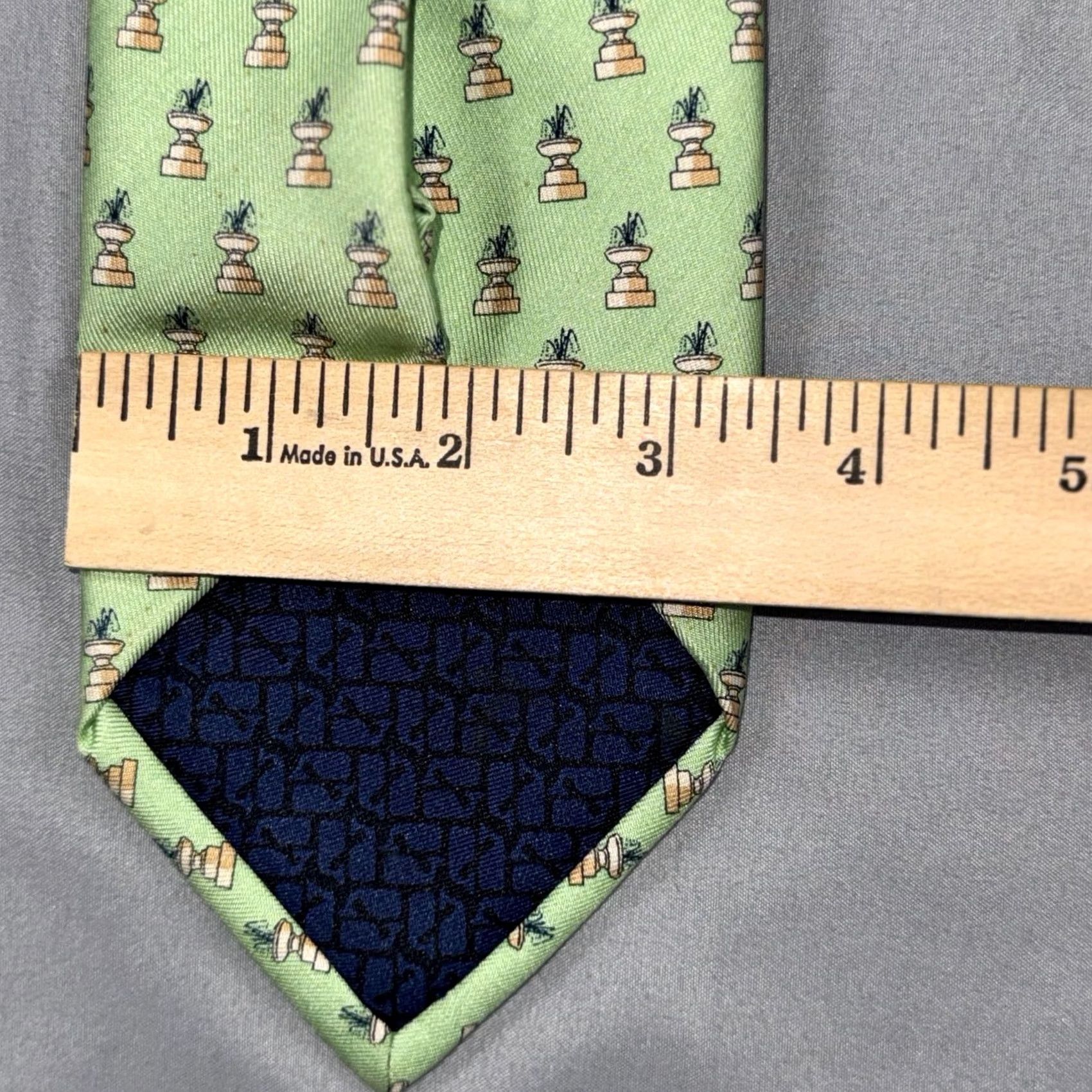 Vineyard Vines Vineyard Vines Custom Collection Silk Tie Green Fountain Pattern 3.75" Wide Men's Tie Silk 100% Handmade Green Fountain Vintage? No - remove? Size ONE SIZE - 4 Thumbnail