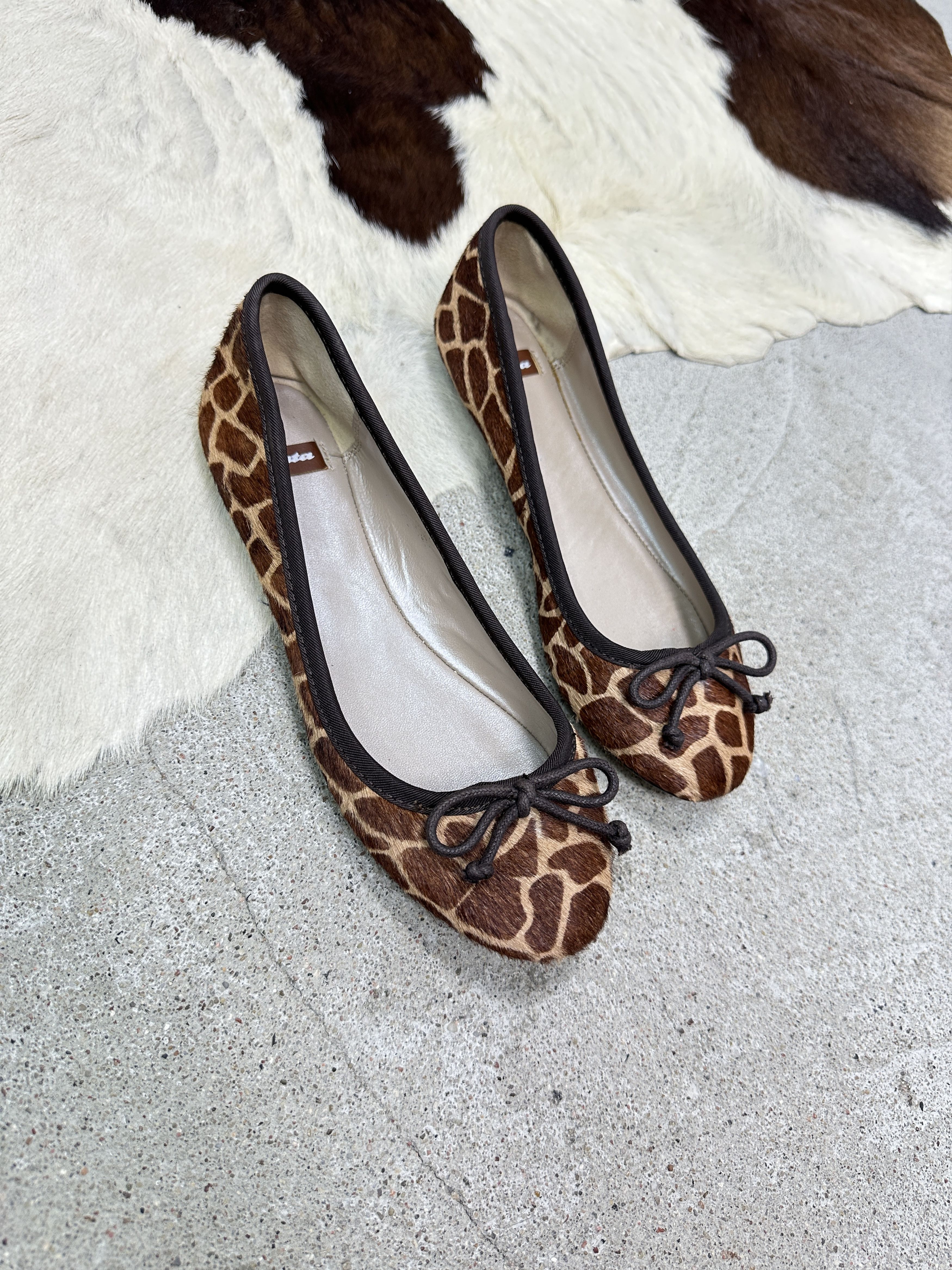 Vintage Vintage Avant Garde Leather Cheetah Pony Hair Ballerinas 00s Size US 6 / IT 36 - 1 Thumbnail