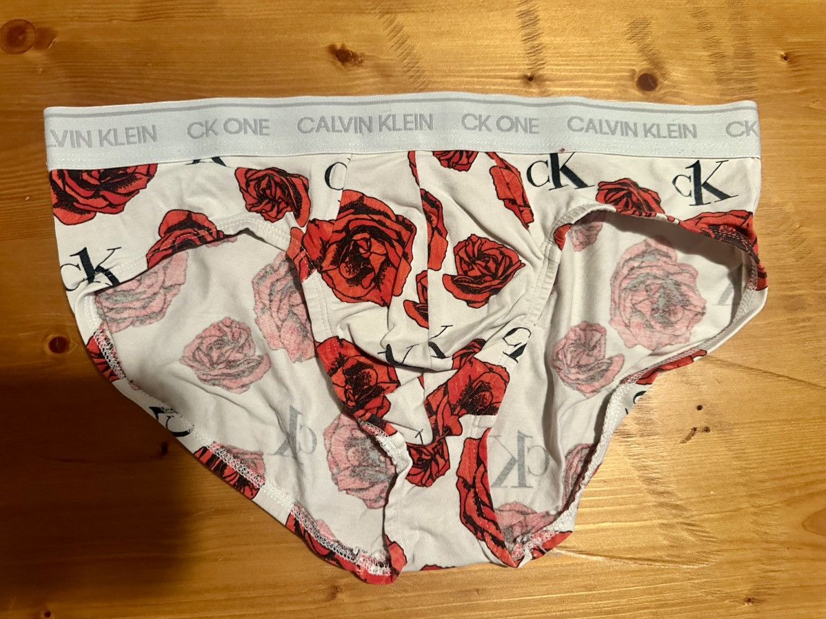 Calvin Klein Calvin Klein Floral Underwear Briefs Size US 30 / EU 46 - 1 Thumbnail