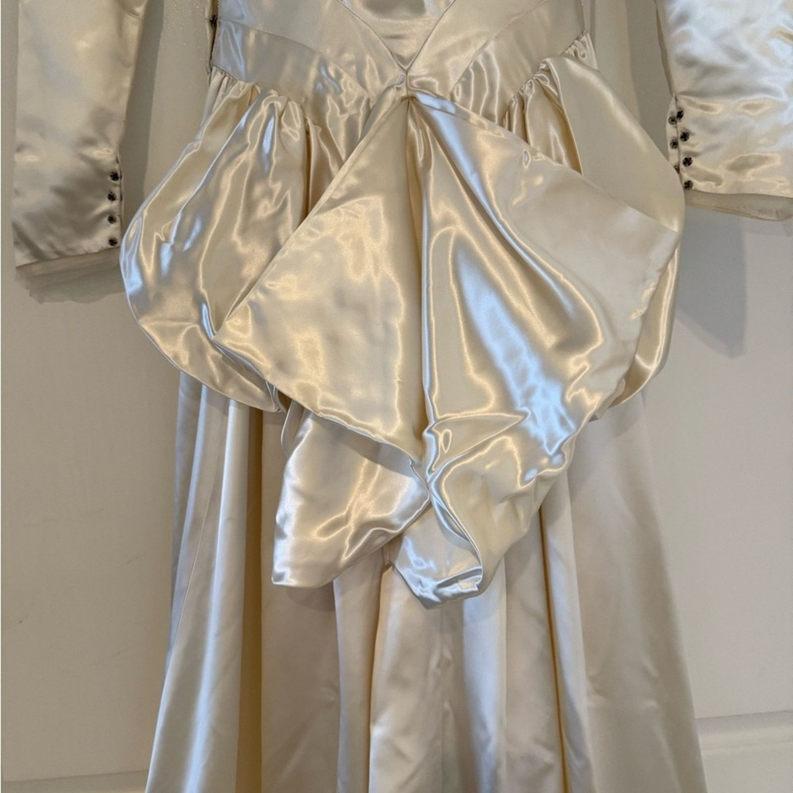 Handmade VNTG 1940’s Bustle Back Satin wedding dress small Size S / US 4 / IT 40 - 7 Thumbnail