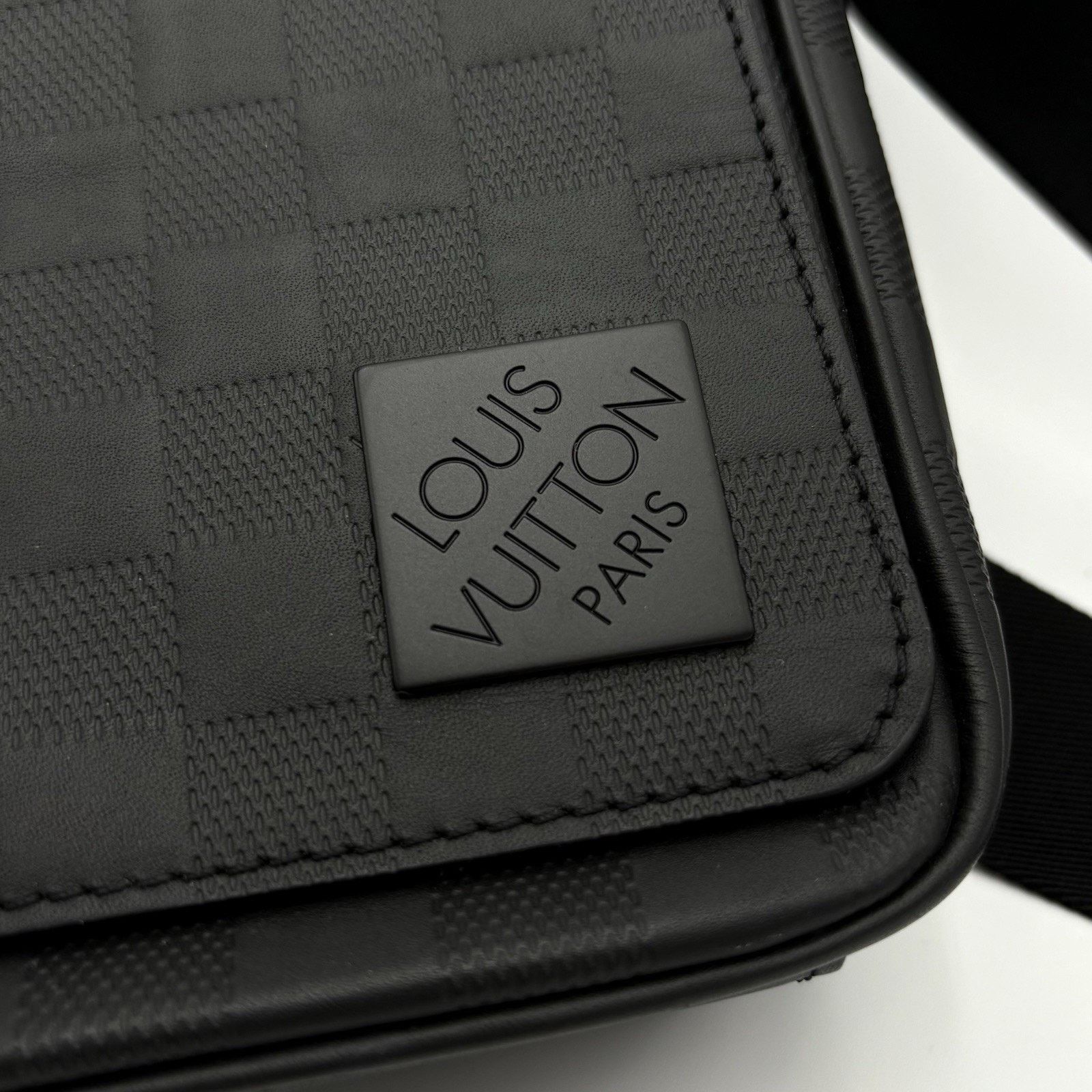 Louis Vuitton Louis Vuitton District PM Infini Messenger Bag | PRISTINE! Size ONE SIZE - 3 Thumbnail