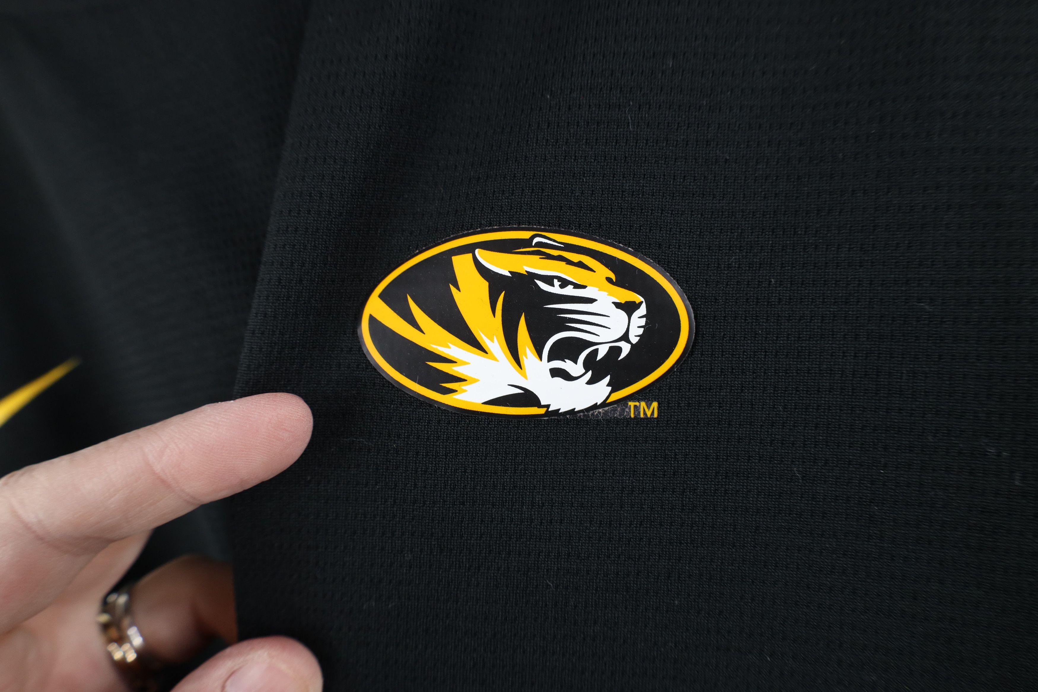 Nike Nike Mini Swoosh University of Missouri Long Sleeve T-Shirt Size US L / EU 52-54 / 3 - 4 Thumbnail