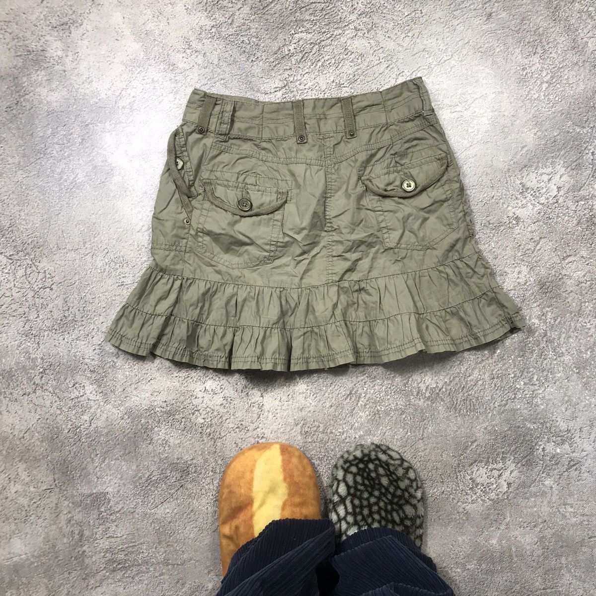 Vintage Vintage Y2K Khaki Mini Skirt Ruffle Hem Streetwear Baggy 27 Size 27" / US 4 / IT 40 - 3 Thumbnail