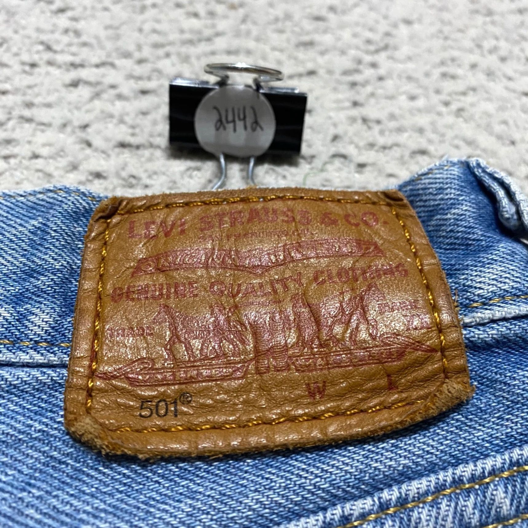 Levi's Levi's 501 Womens Jeans Shorts Blue Denim Medium Wash Cut-Off Inseam 2" 28 in Inseam 2 in Size 28" / US 6 / IT 42 - 3 Thumbnail