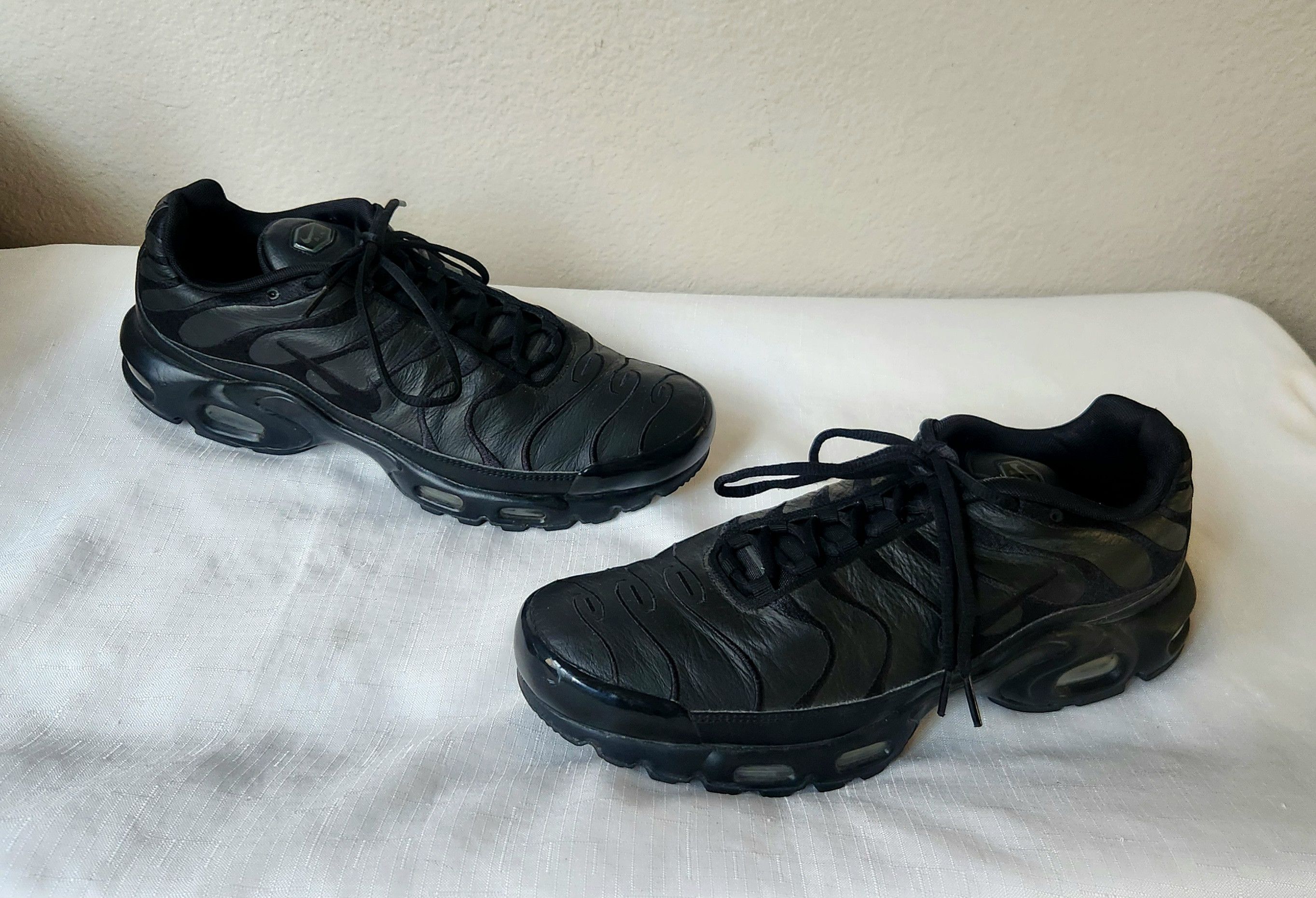 Nike Nike Air Max Plus TN Triple Black Leather Men’s 13 Size US 13 / EU 46 - 2 Thumbnail