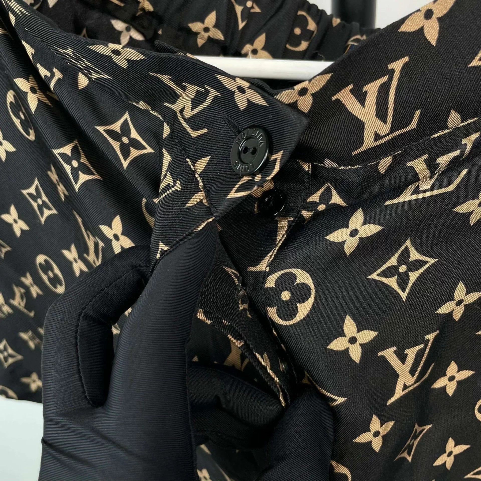 Louis Vuitton LV Monogram Silk Black 38 Shorts Size 27" / US 4 / IT 40 - 7 Thumbnail