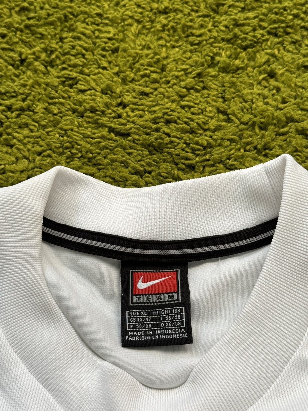 Nike × Vintage Nike 2000s vintage centre logo t-shirt Y2K Size US XL / EU 56 / 4 - 4 Thumbnail