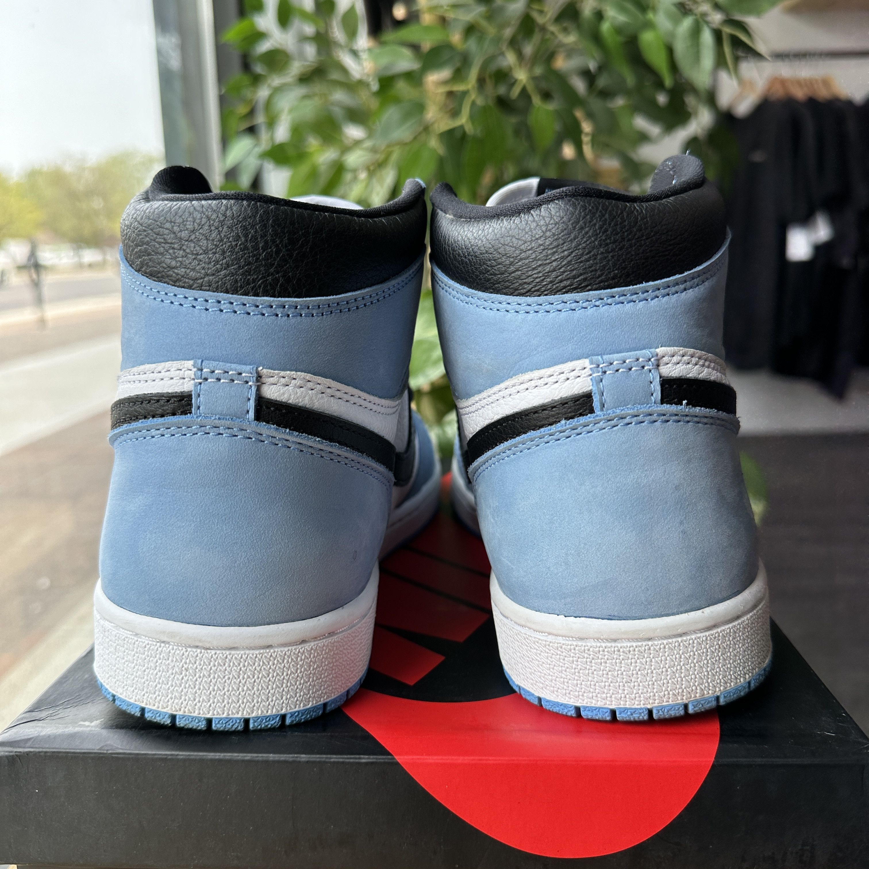 Jordan Brand Air Jordan 1 High "University Blue" Size US 9 / EU 42 - 3 Thumbnail