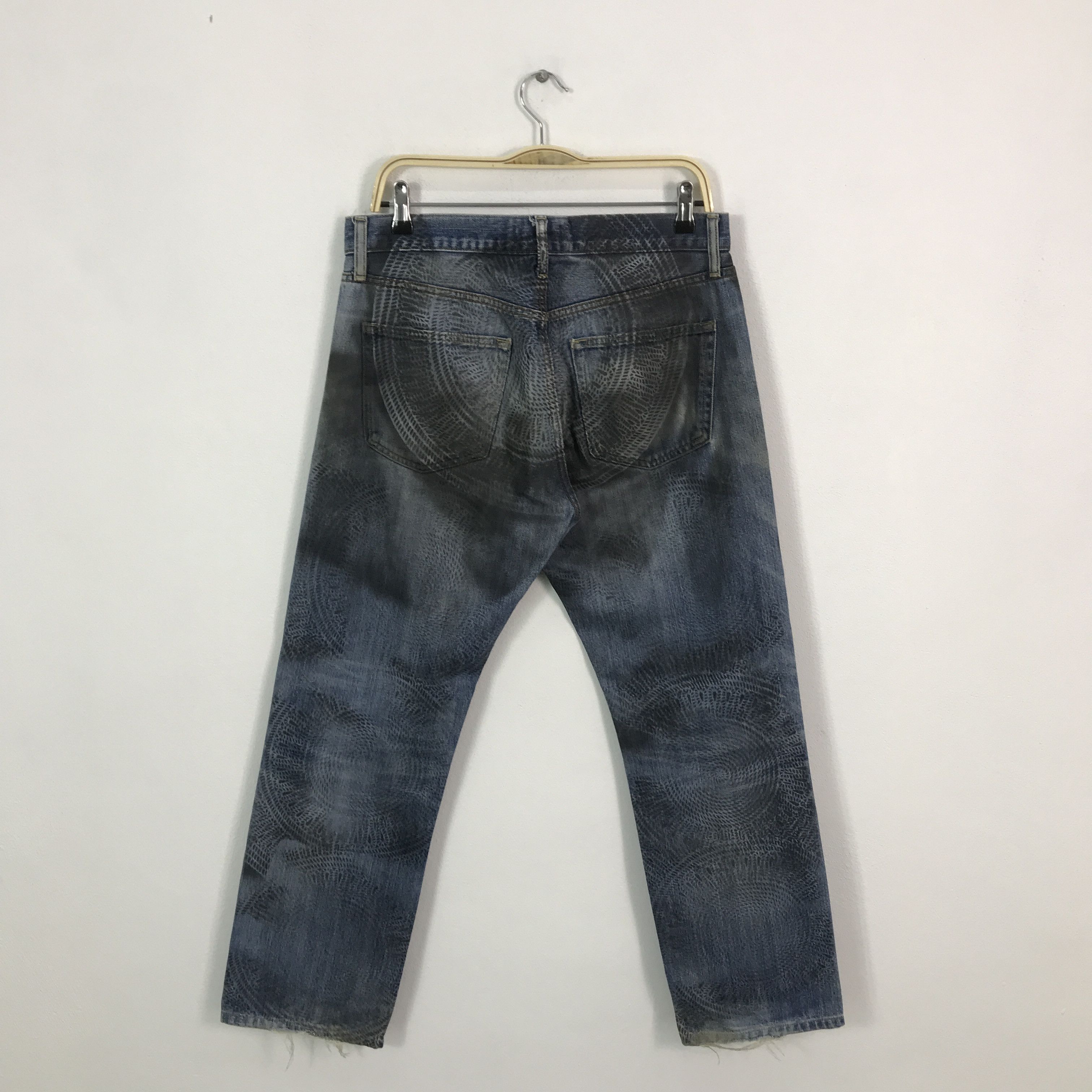Uniqlo uniqlo distressed japan black sprey style jeans pants Size US 32 / EU 48 - 2 Thumbnail