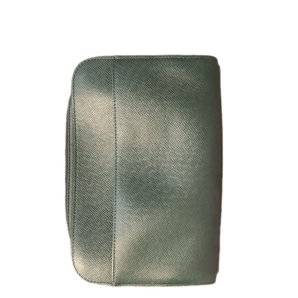 Louis Vuitton Louis Vuitton Taiga Baikal Epicea Leather Clutch Bag Size ONE SIZE - 1 Thumbnail