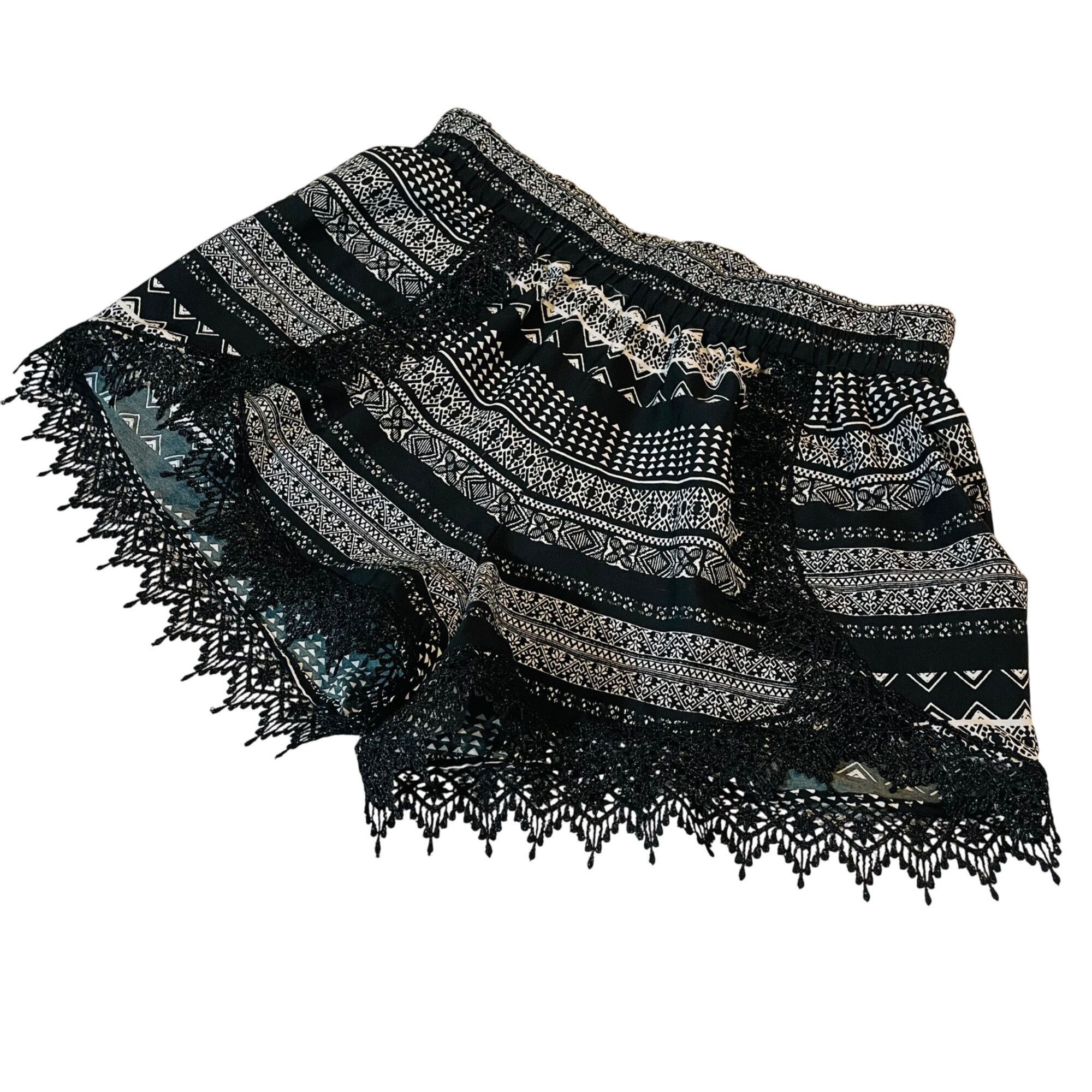 Other Charlotte Russe Womens Black & White Patterned Lace Trim Sho Size 26" / US 2 / IT 38 - 1 Thumbnail