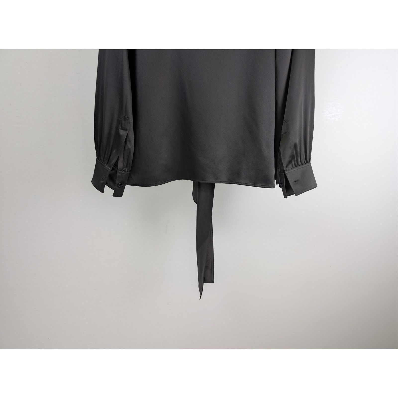 Saint Laurent Paris o1rshd1 silk shirt with a bow at the neck in Black Size US S / EU 44-46 / 1 - 12 Thumbnail