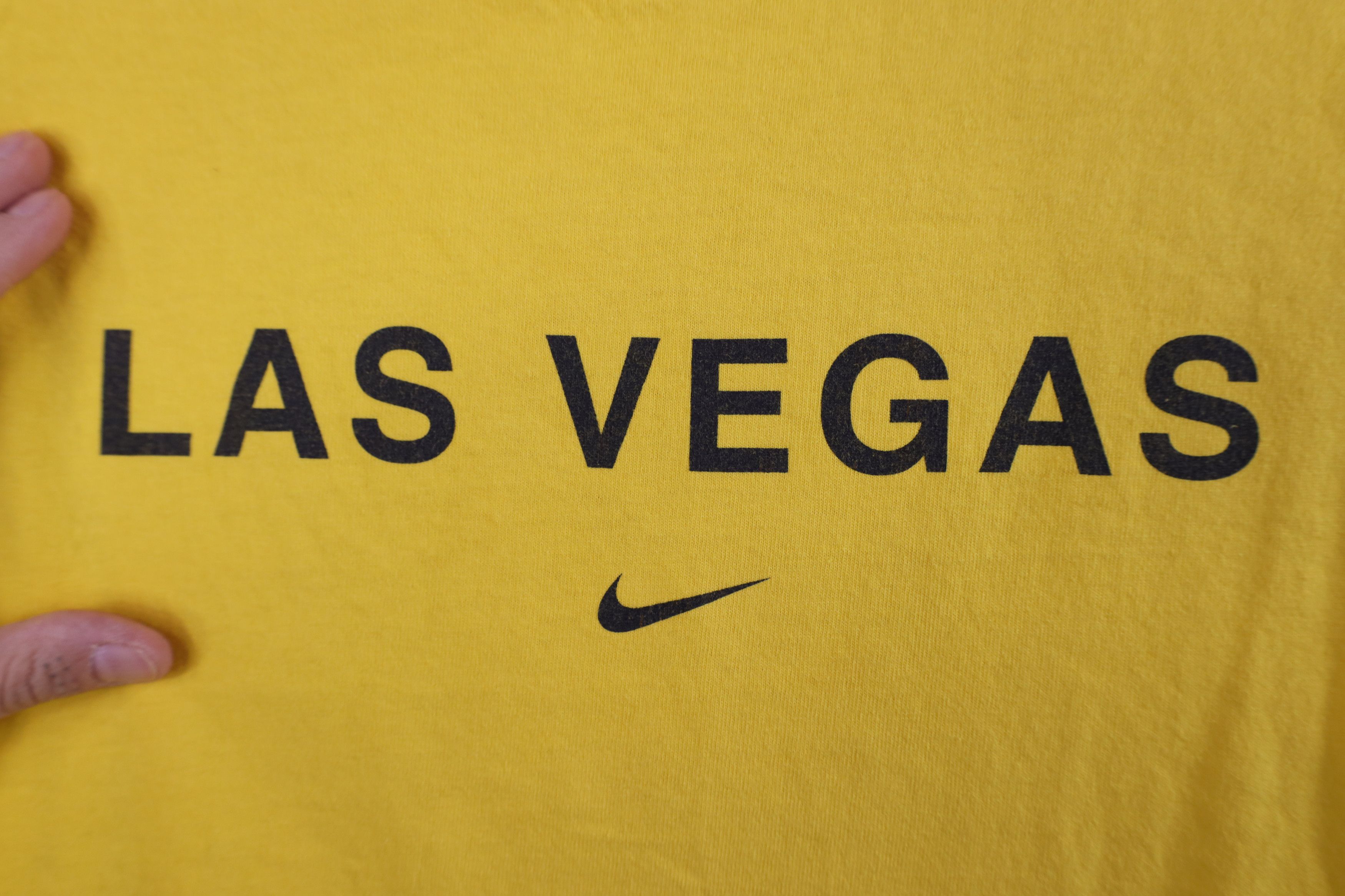 Nike Vintage Nike Scott Center Swoosh Las Vegas T-Shirt Yellow Size US L / EU 52-54 / 3 - 4 Thumbnail