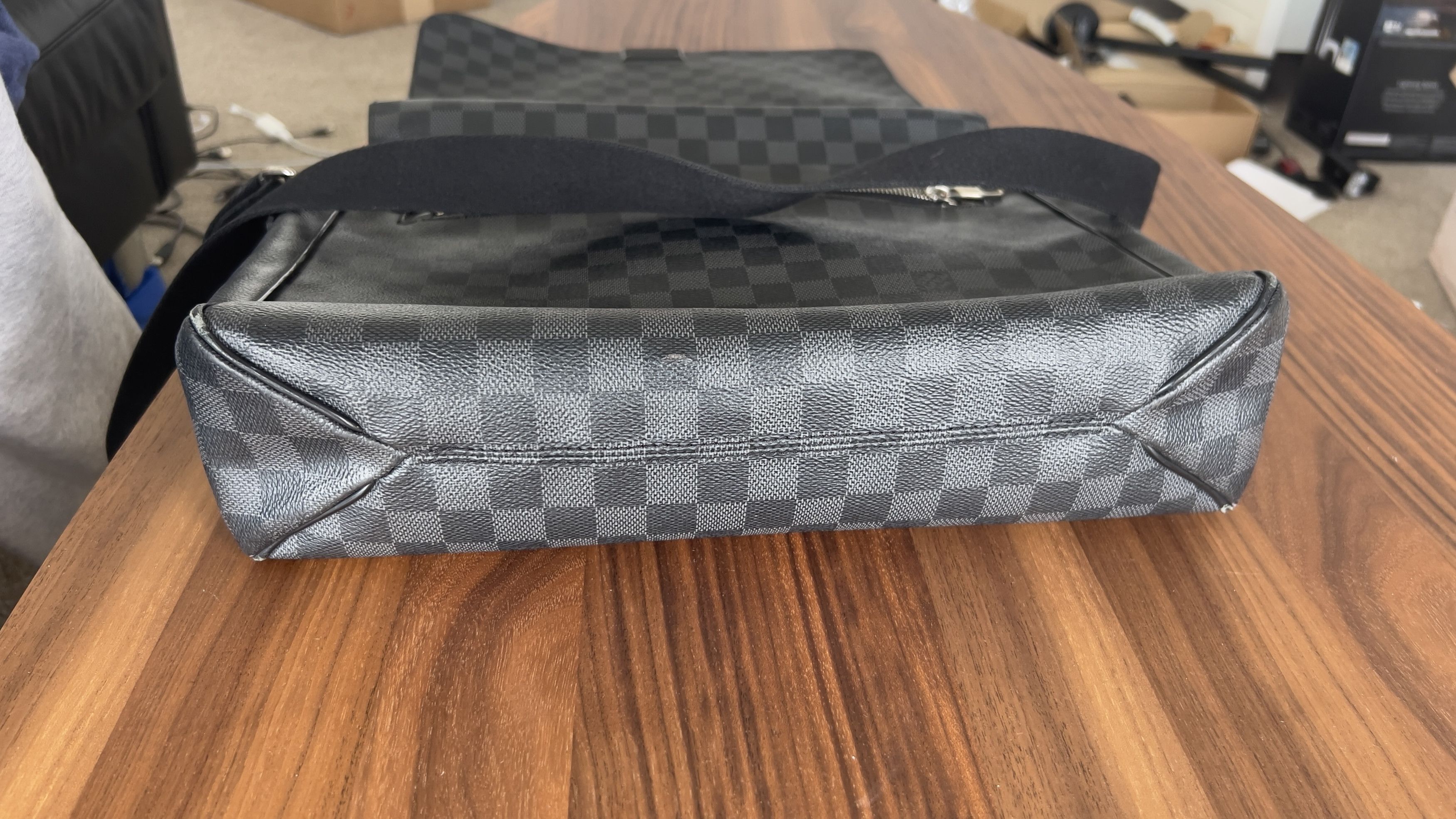 Louis Vuitton Louis Vuitton Damier Graphite District GM Messenger Bag Size ONE SIZE - 5 Thumbnail