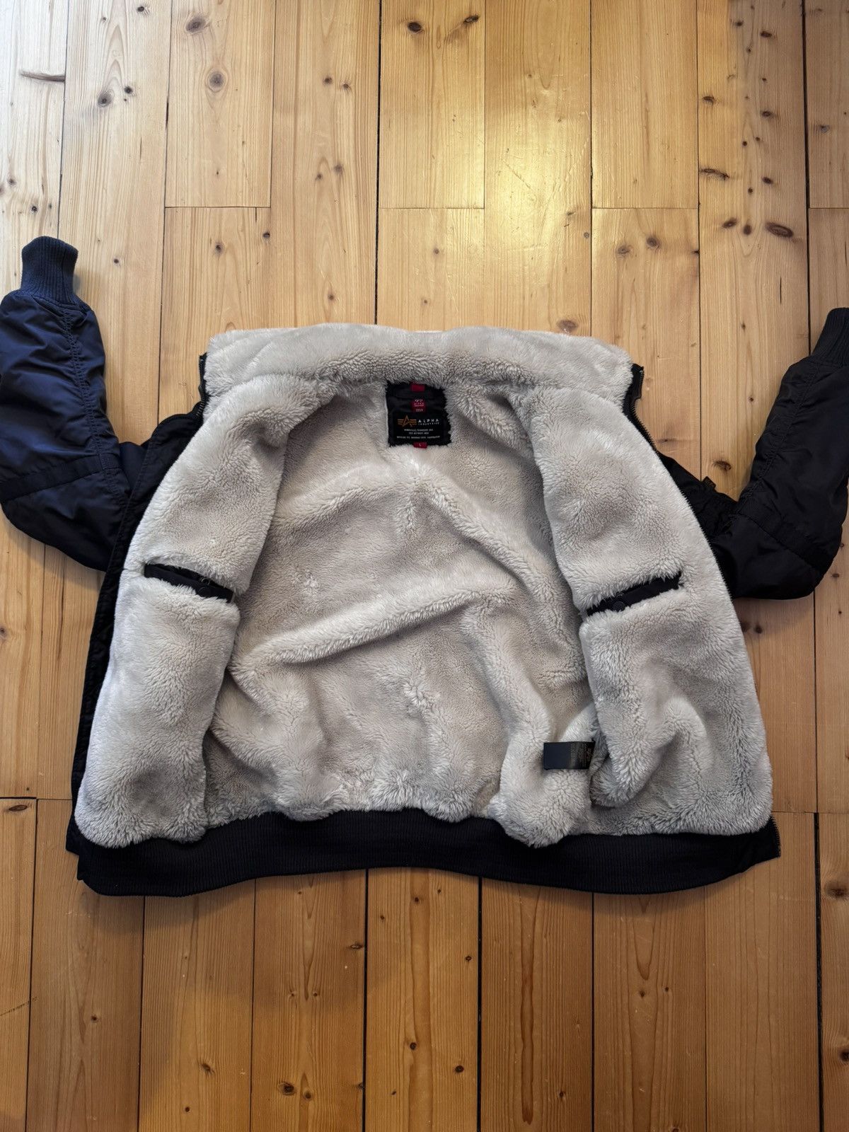 Alpha Industries Vintage alpha industries bomber with white fur Size US L / EU 52-54 / 3 - 2 Thumbnail