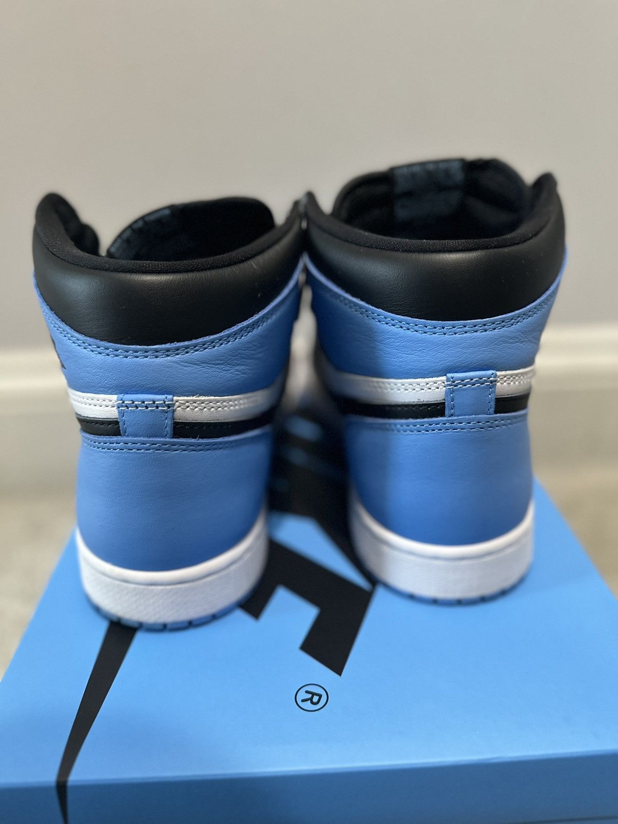 Jordan Brand Air Jordan 1 Retro High OG ‘UNC Toe’ Size US 9 / EU 42 - 4 Thumbnail