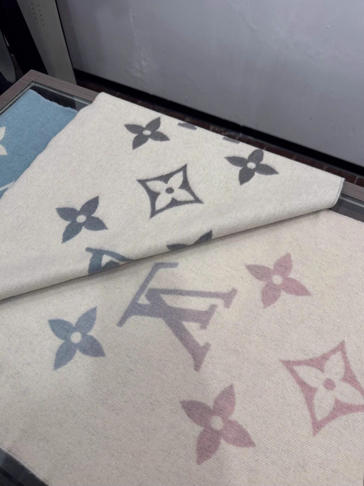 Louis Vuitton LV Reykjavik Gradient Monogram Cashmere Scarf Size ONE SIZE - 6 Thumbnail