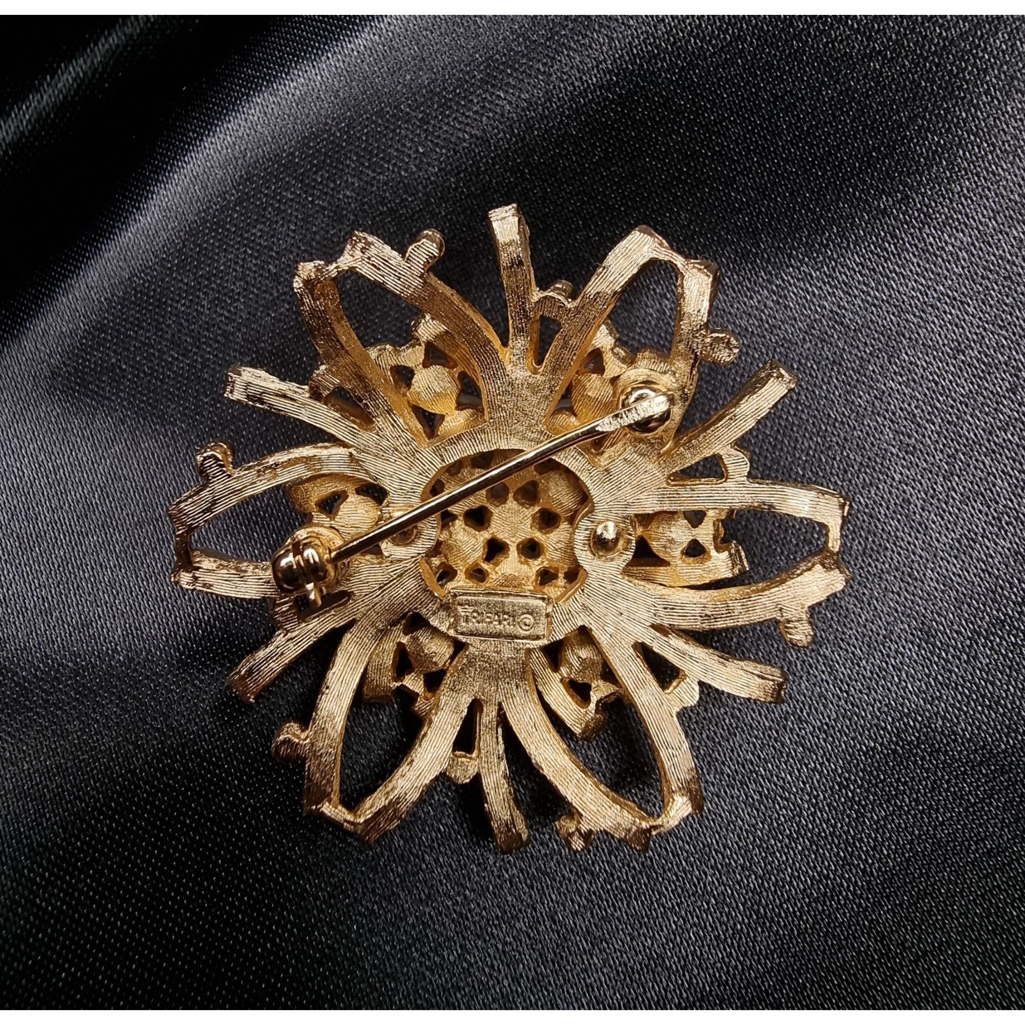 Vintage Vintage 1960s Trifari Gold-Tone Brooch W/ Faux Pearls & Rhin Size ONE SIZE - 5 Thumbnail