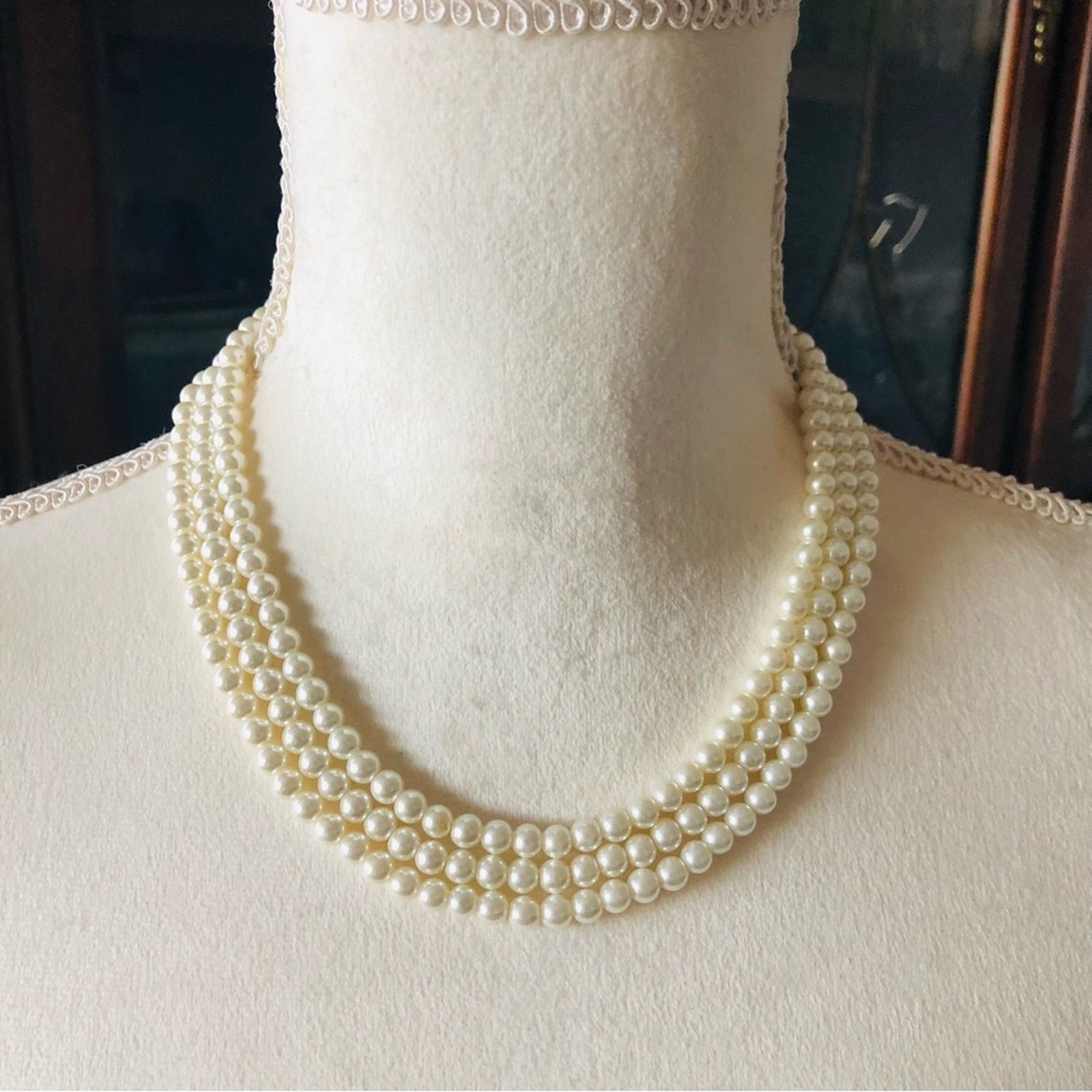 Vintage Vintage Feinberg triple strand white glass pearl necklace Size ONE SIZE - 4 Thumbnail