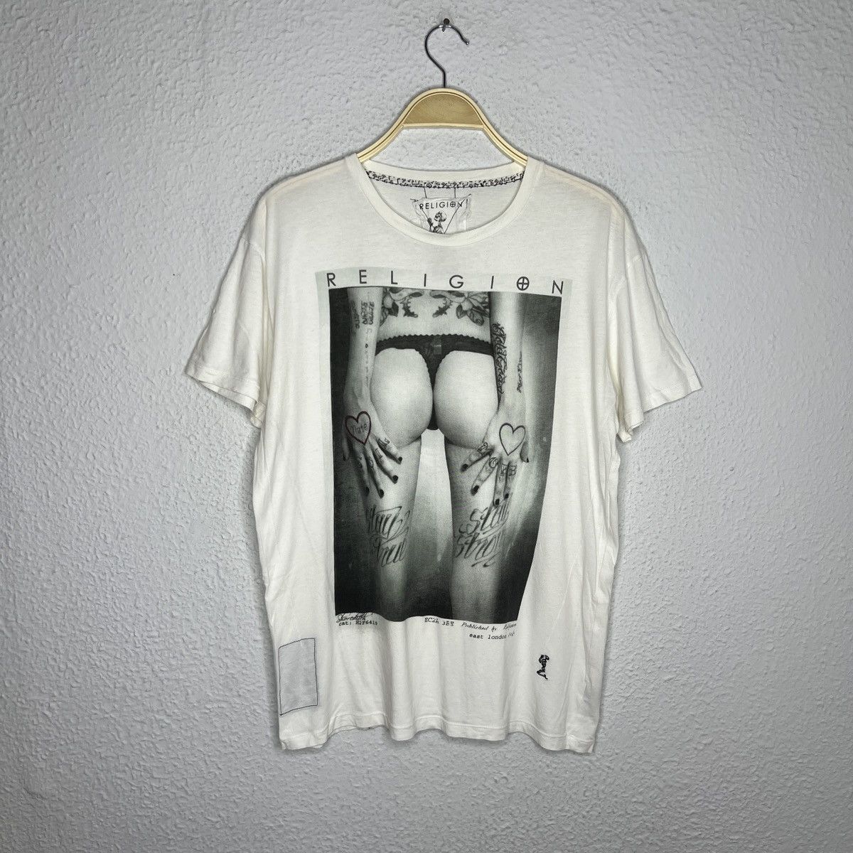 True Religion Vintage Tshirt Y2K Religion Sexy Chick Girl Ass Full Print Size US L / EU 52-54 / 3 - 1 Thumbnail