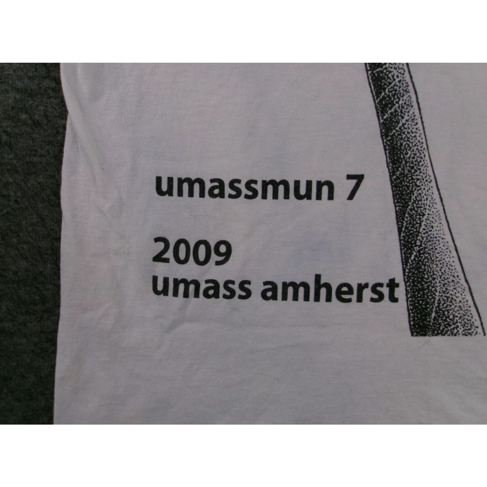 Gildan VINTAGE Gildan UMass Shirt Men Medium White Graphic Print 2009 Classic Crew Neck Mens Size US M / EU 48-50 / 2 - 4 Thumbnail
