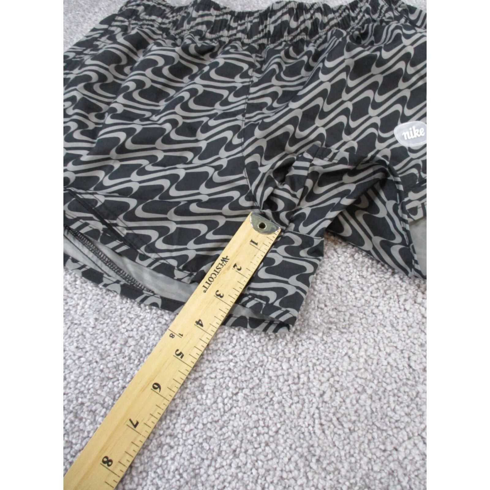 Nike Nike Shorts Women Small Dri-Fit Gray & Black Wavy Geo With Liner Size 28" / US 6 / IT 42 - 4 Thumbnail