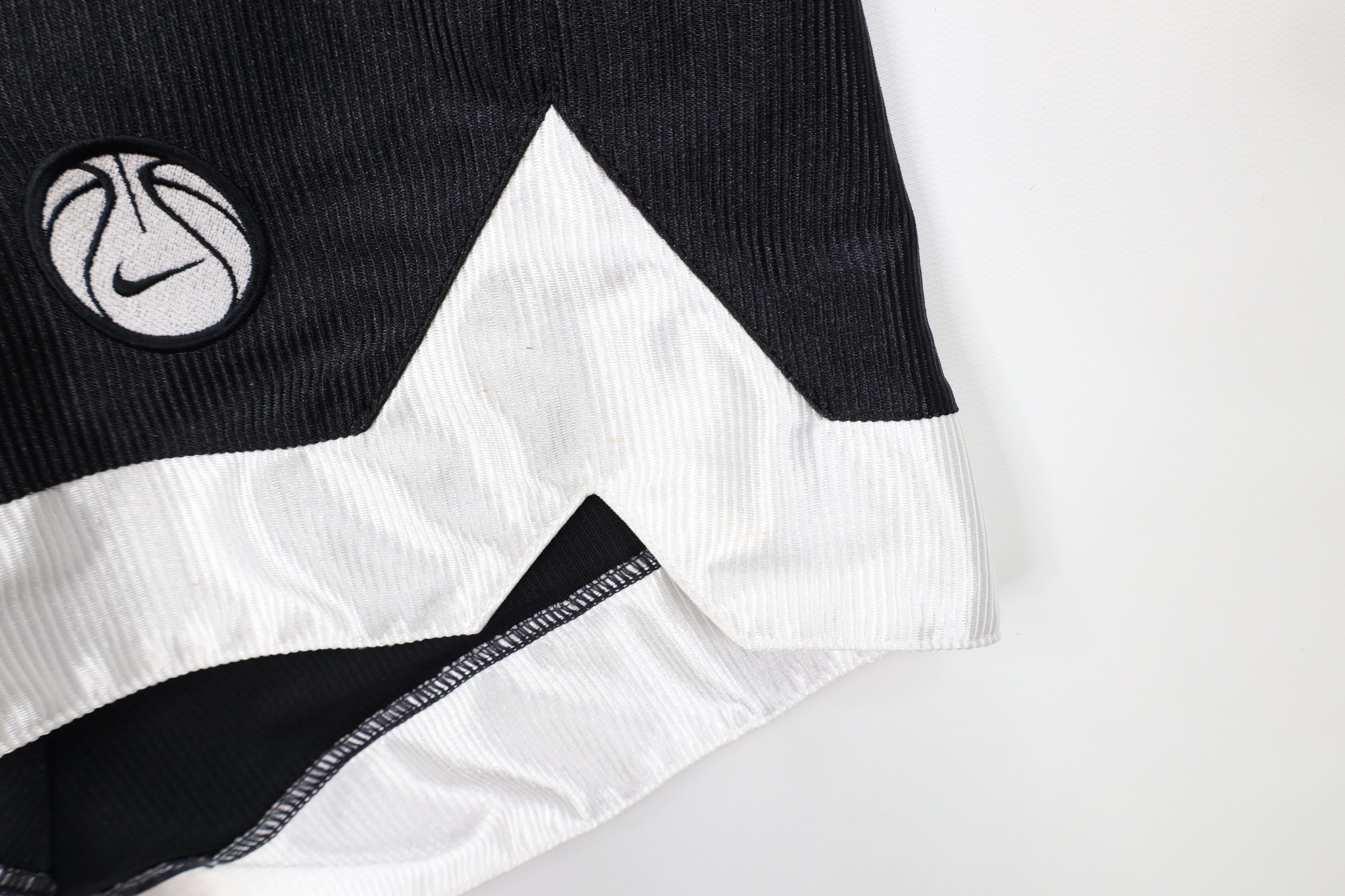 Nike Vintage 90s Nike Mini Swoosh Dazzle Basketball Shorts Black Size US 36 / EU 52 - 6 Thumbnail