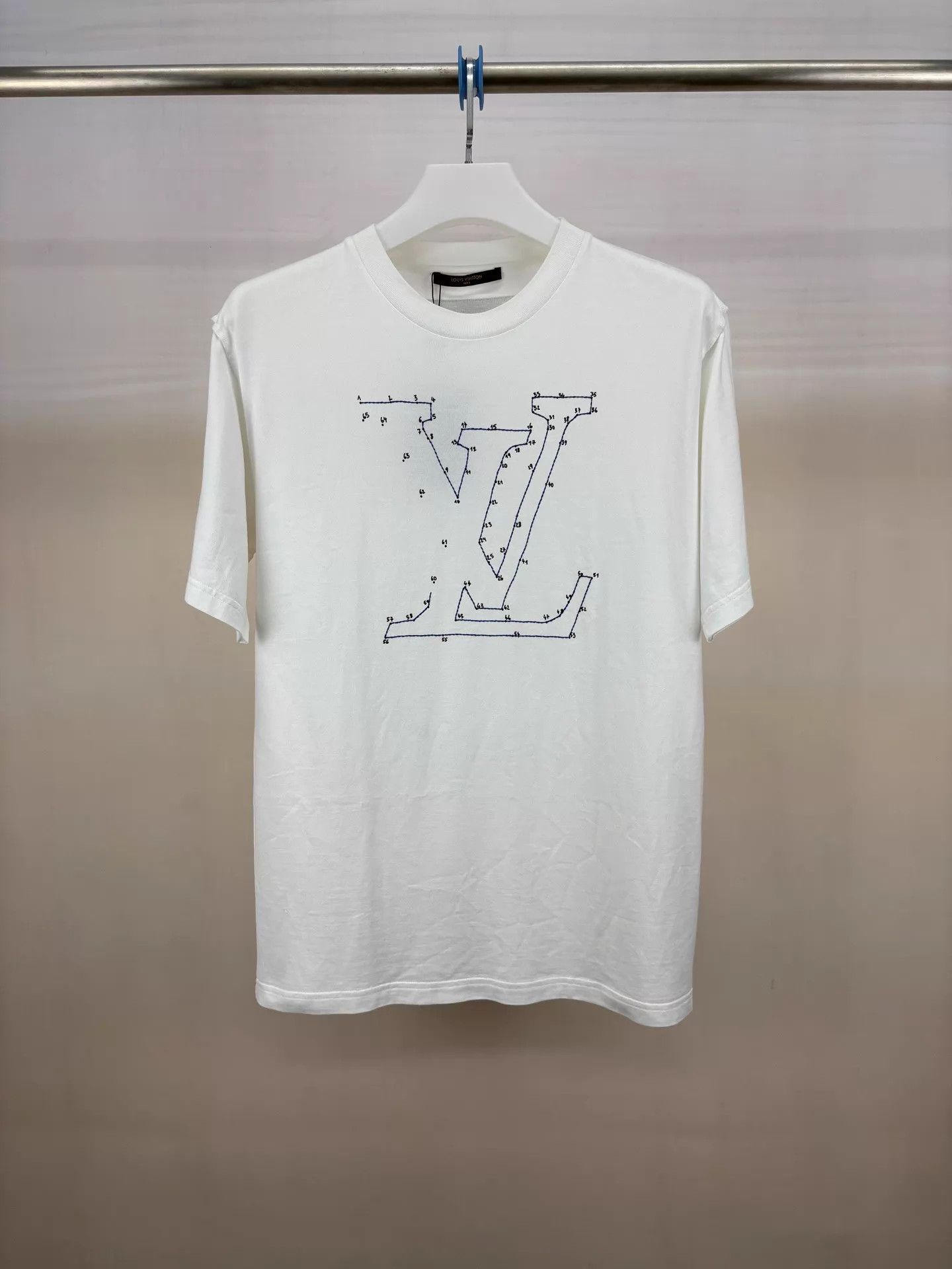 Louis Vuitton Louis Vuitton Embroidered Monogram SS Tee L Like New Size US L / EU 52-54 / 3 - 1 Thumbnail