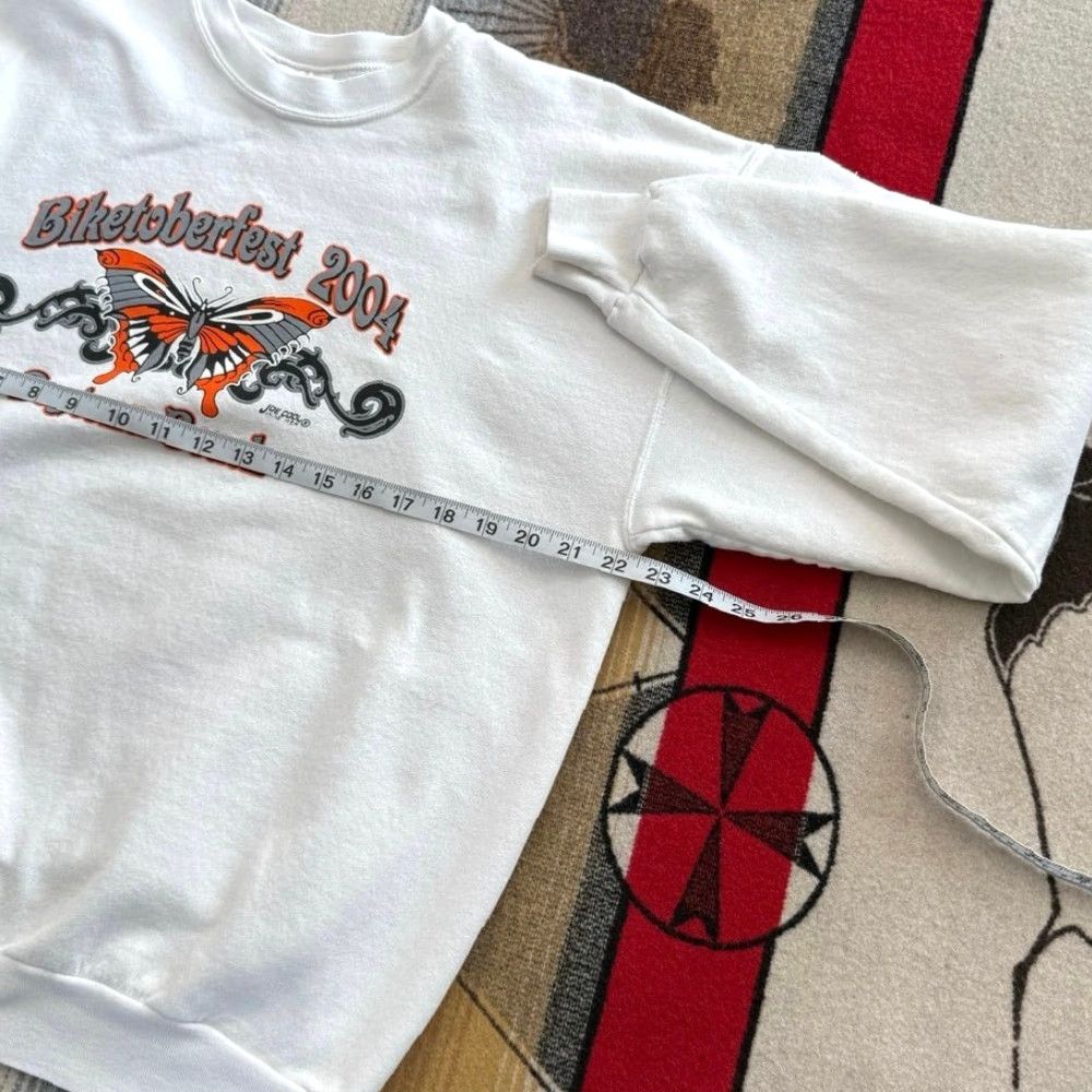 Hanes VINTAGE Biketober Fest Daytona Beach Butterfly Crewneck Sweatshirt Women L White 90s Y2K Biker Grunge Skate Long Sleeve Pullover Sweatshirt Size L Size L / US 10 / IT 46 - 6 Thumbnail