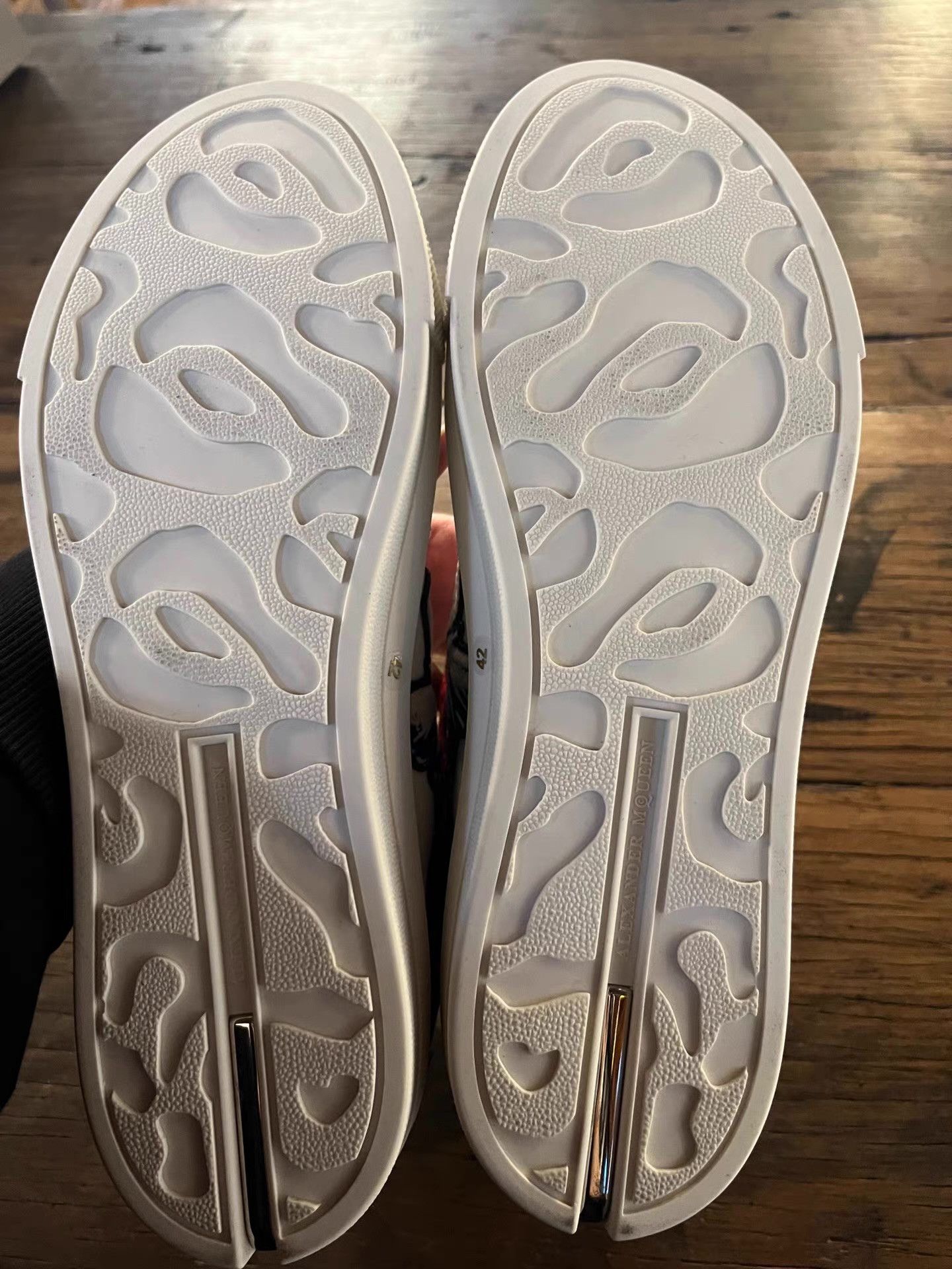 Alexander McQueen Alexander McQueen 17SS men’s white heavy‑emblem Ｑ25 Size US 7 / EU 40 - 8 Thumbnail